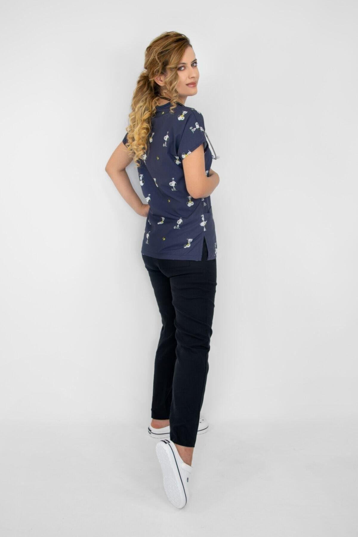 Lacivert Snoopy Desenli Likralı Doktor Hemşire Hastane Cerrahi Scrubs Üniforma Takımı-Nur Medikal Giyim