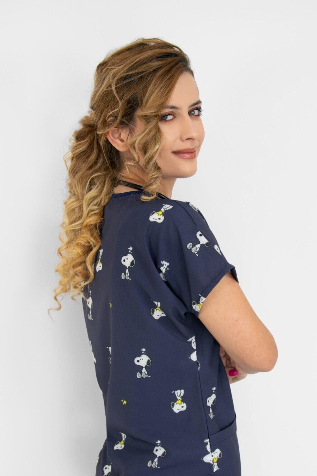 Lacivert Snoopy Desenli Likralı Doktor Hemşire Hastane Cerrahi Scrubs Üniforma Takımı-Nur Medikal Giyim