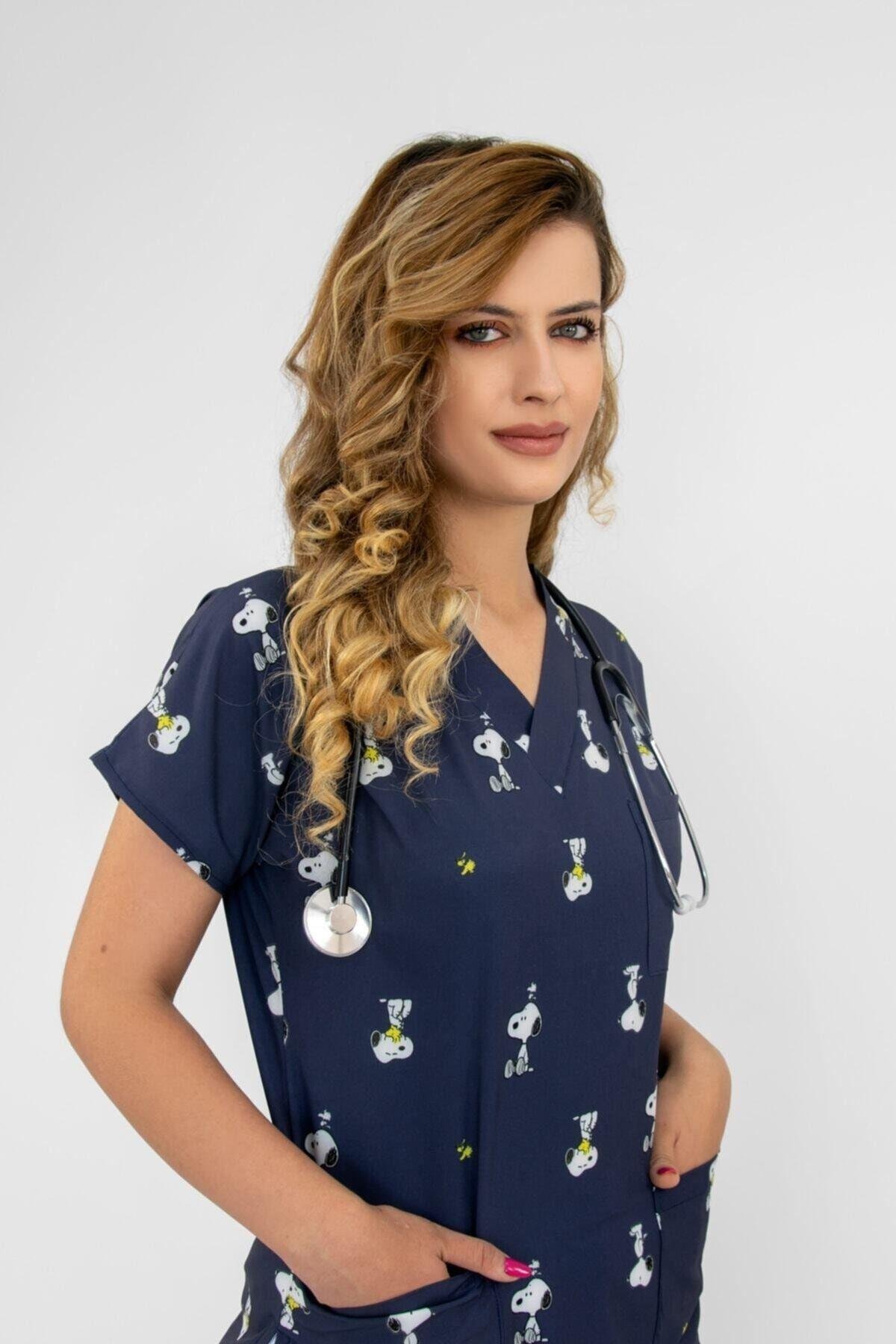 Lacivert Snoopy Desenli Likralı Doktor Hemşire Hastane Cerrahi Scrubs Üniforma Takımı-Nur Medikal Giyim