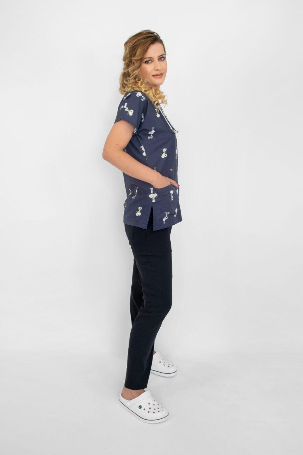 Lacivert Snoopy Desenli Likralı Doktor Hemşire Hastane Cerrahi Scrubs Üniforma Takımı-Nur Medikal Giyim
