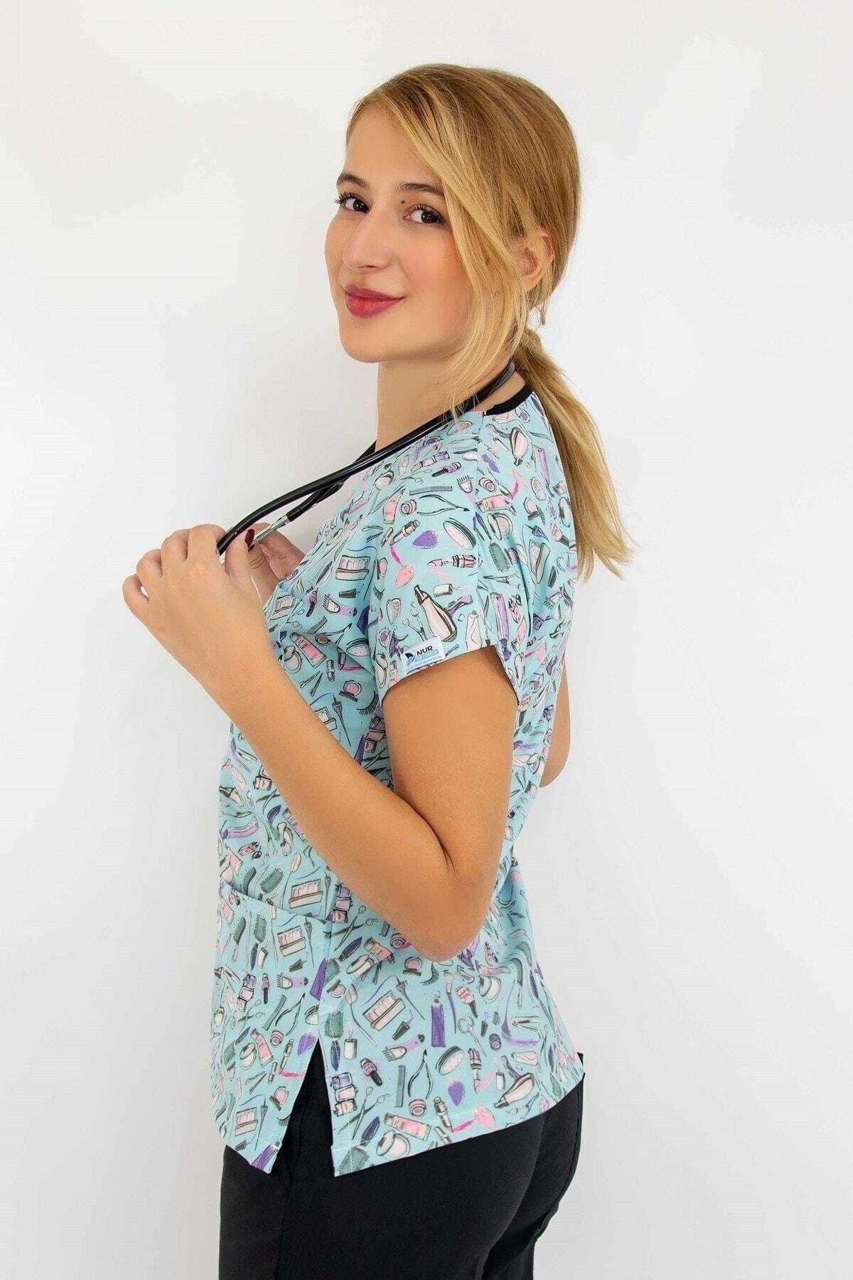 Mavi Desenli Likralı Scrubs Nöbet Takım-Nur Medikal Giyim