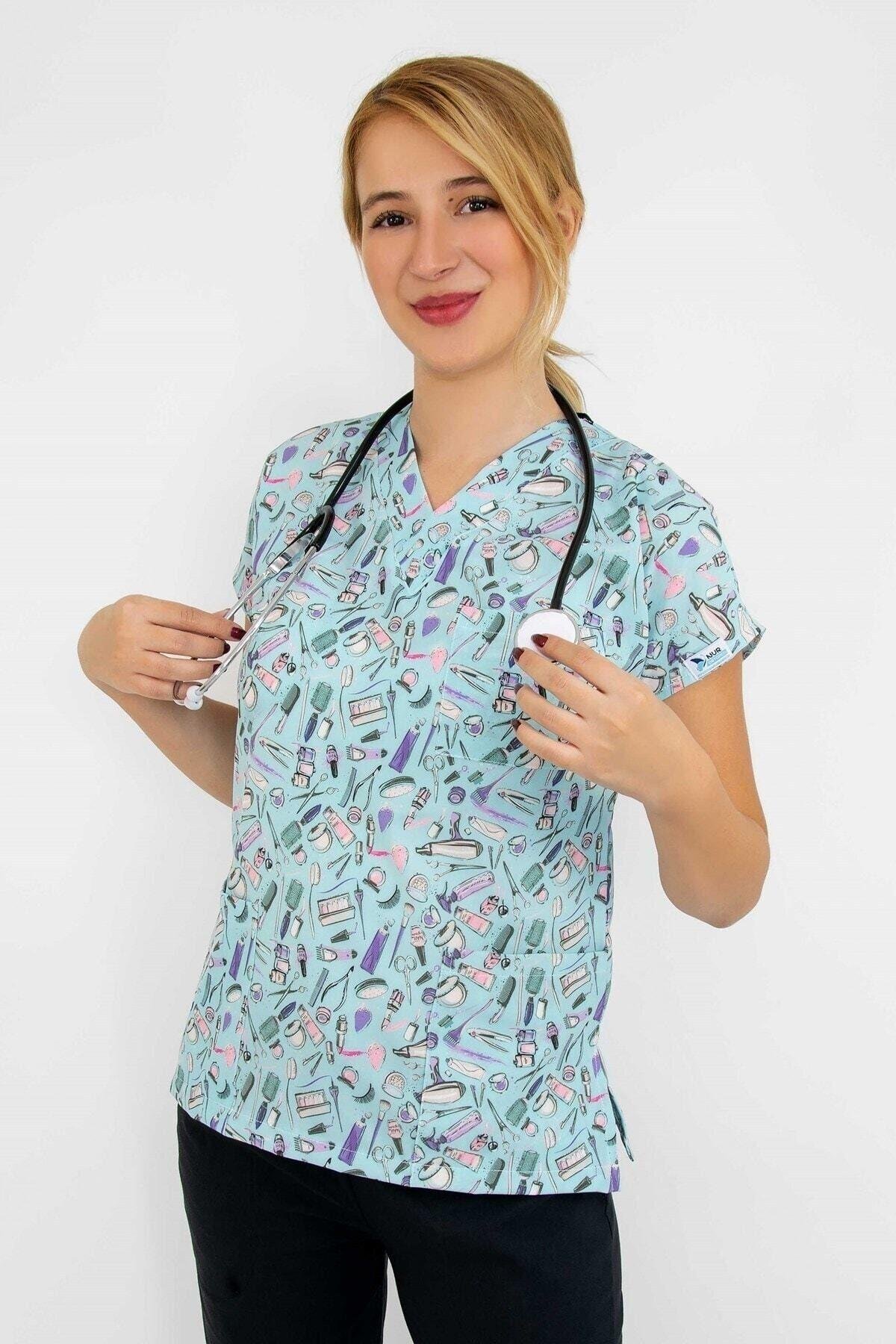Mavi Desenli Likralı Scrubs Nöbet Takım-Nur Medikal Giyim