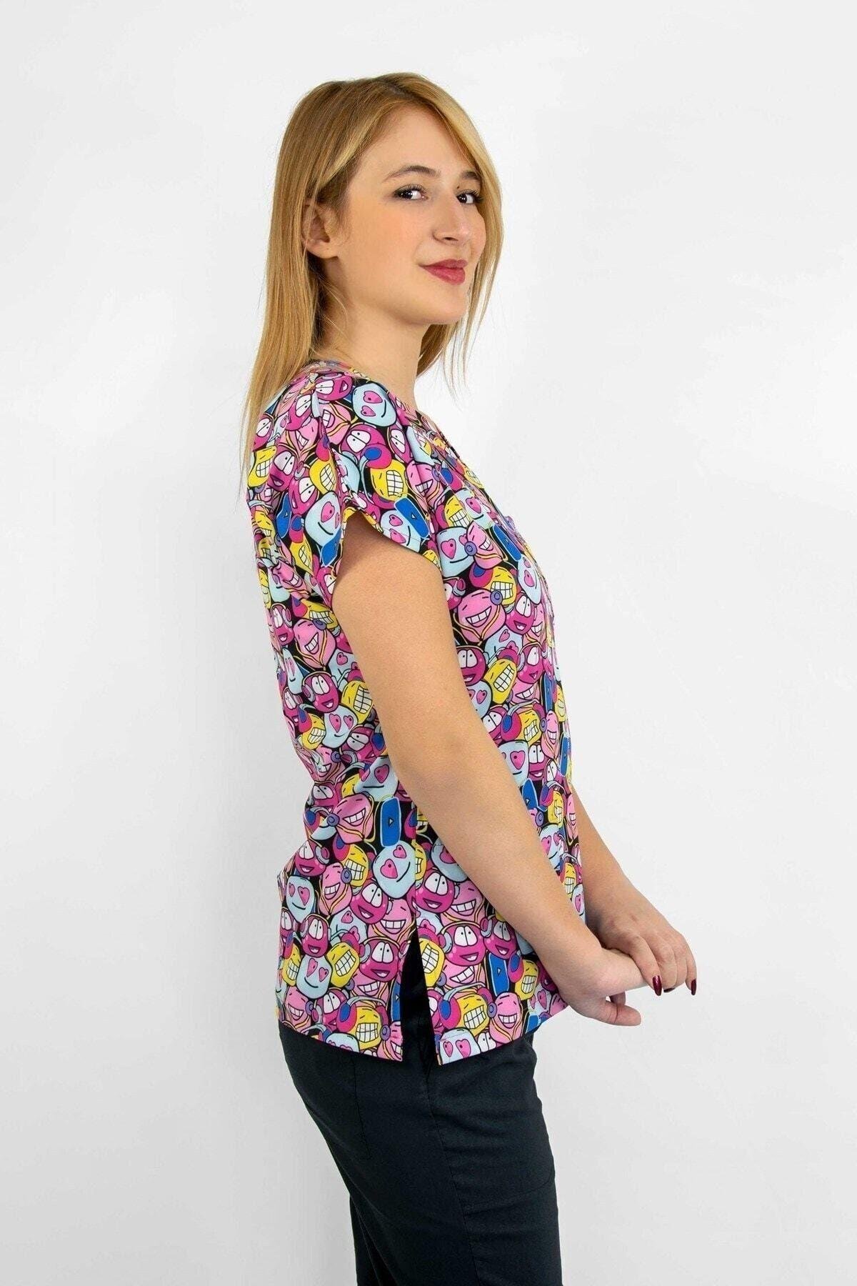 Neşeli Kafalar Desenli Dijital Baskı Üst Forma-Nur Medikal Giyim
