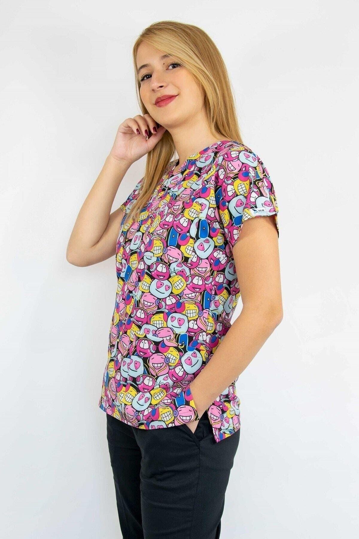 Neşeli Kafalar Desenli Dijital Baskı Üst Forma-Nur Medikal Giyim