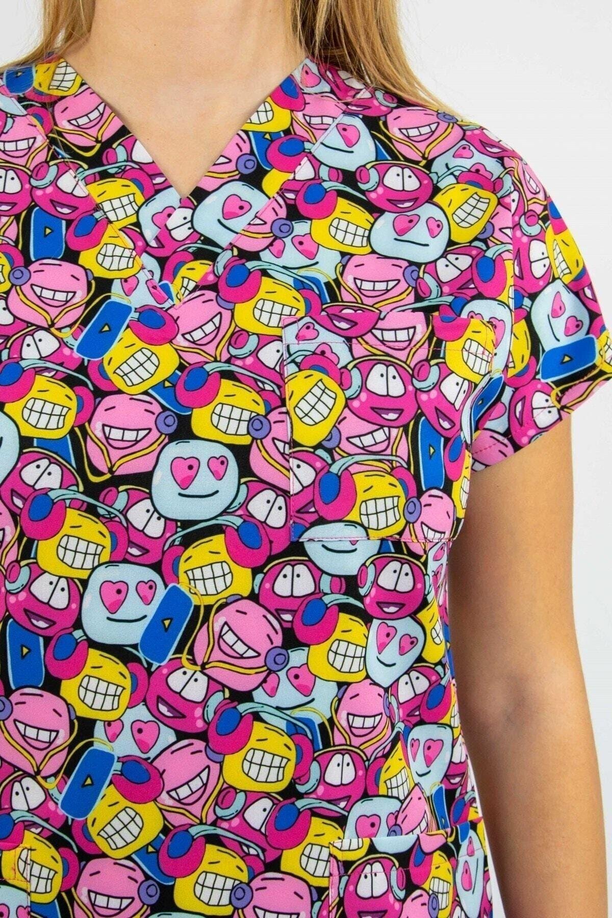 Neşeli Kafalar Desenli Likralı Alt Üst Takım-Nur Medikal Giyim