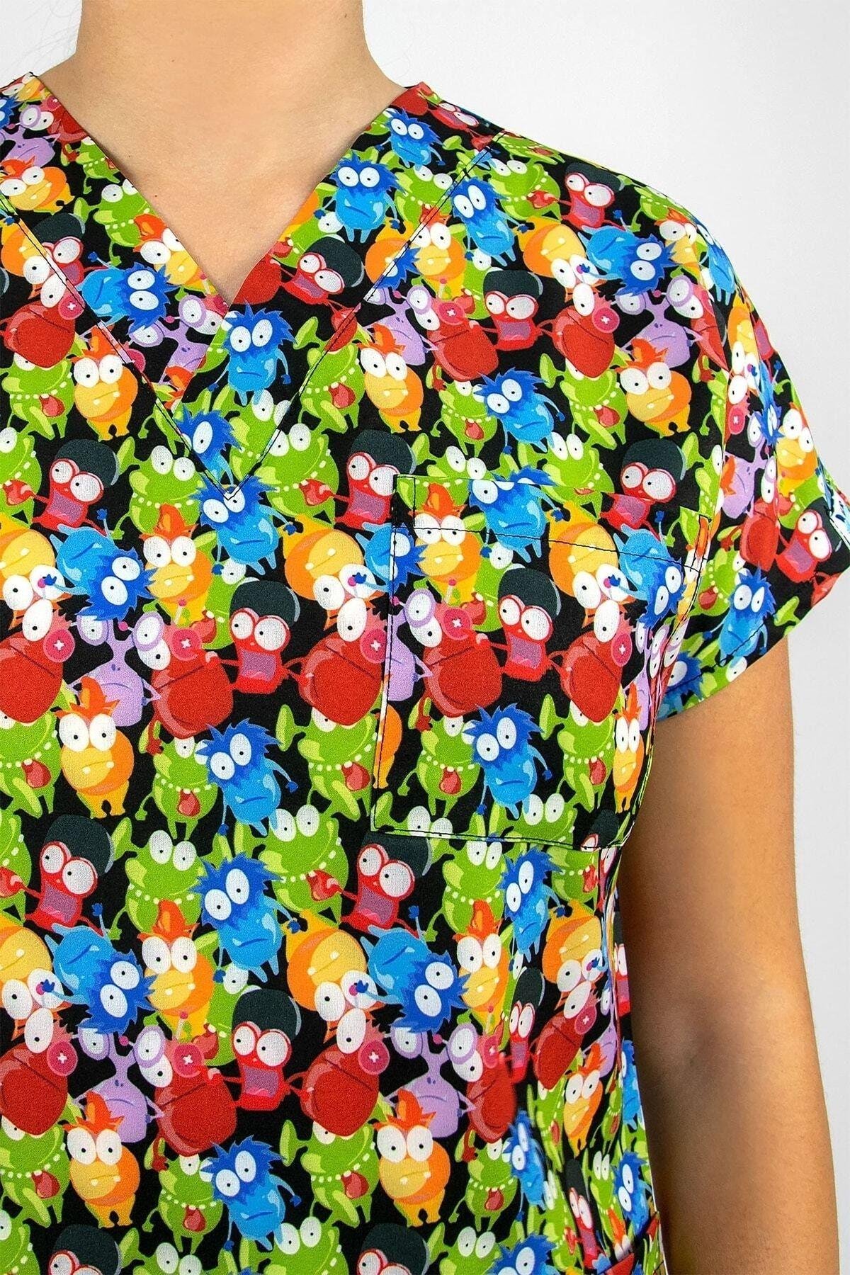 Renkli Kurbağalar Desenli Dijital Baskı Üst Forma-Nur Medikal Giyim