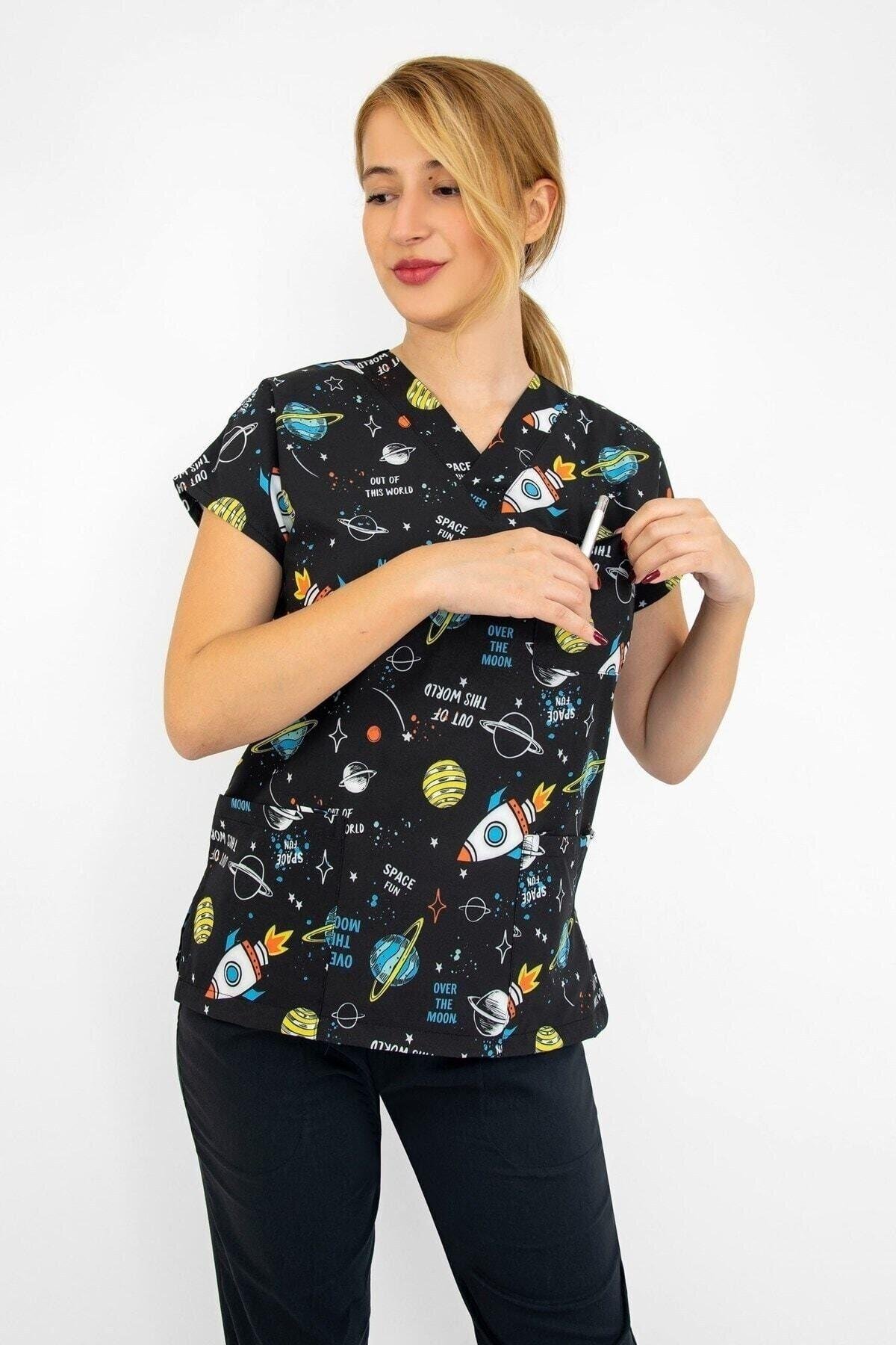 Siyah Gezegen Desenli Dijital Baskı Üst Forma-Nur Medikal Giyim