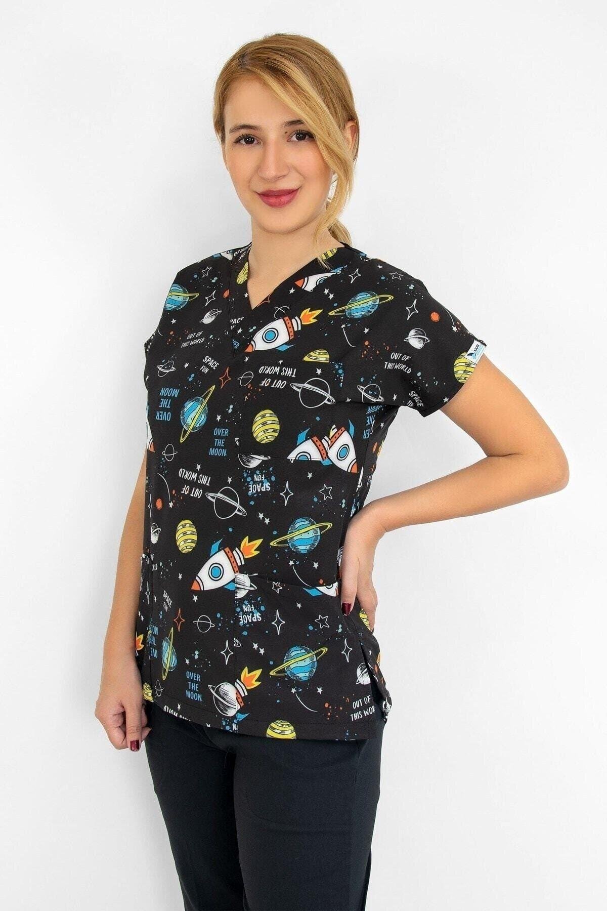 Siyah Gezegen Desenli Dijital Baskı Üst Forma-Nur Medikal Giyim