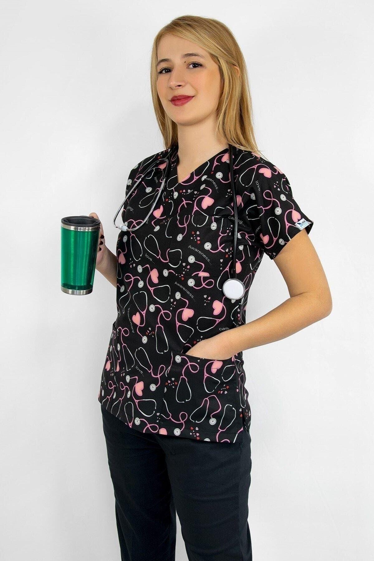 Steteskop Desenli Likralı Alt Üst Takım-Nur Medikal Giyim