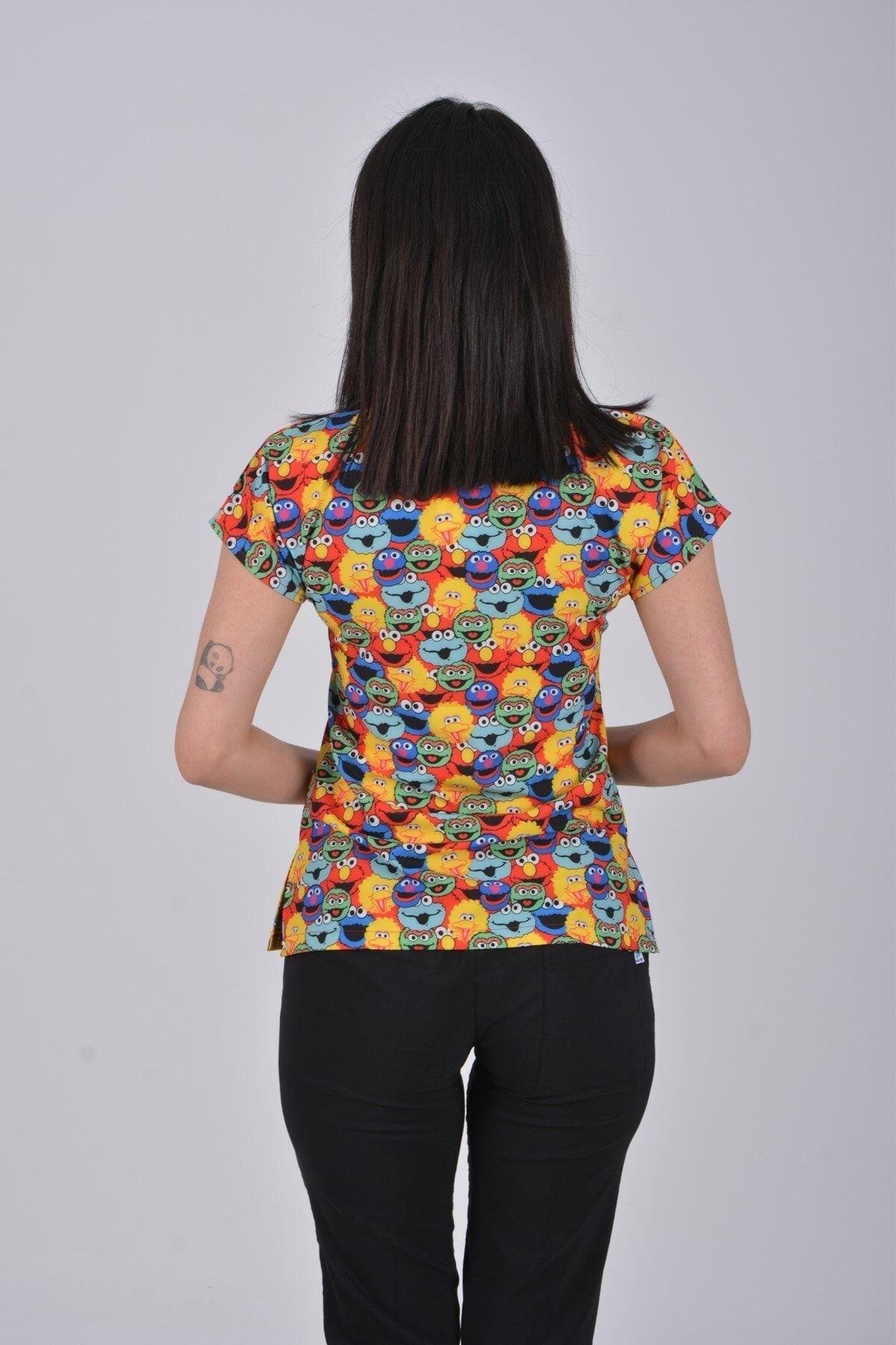 Susam Sokağı Desenli Likralı Hemşire Doktor Üst Forma-Nur Medikal Giyim