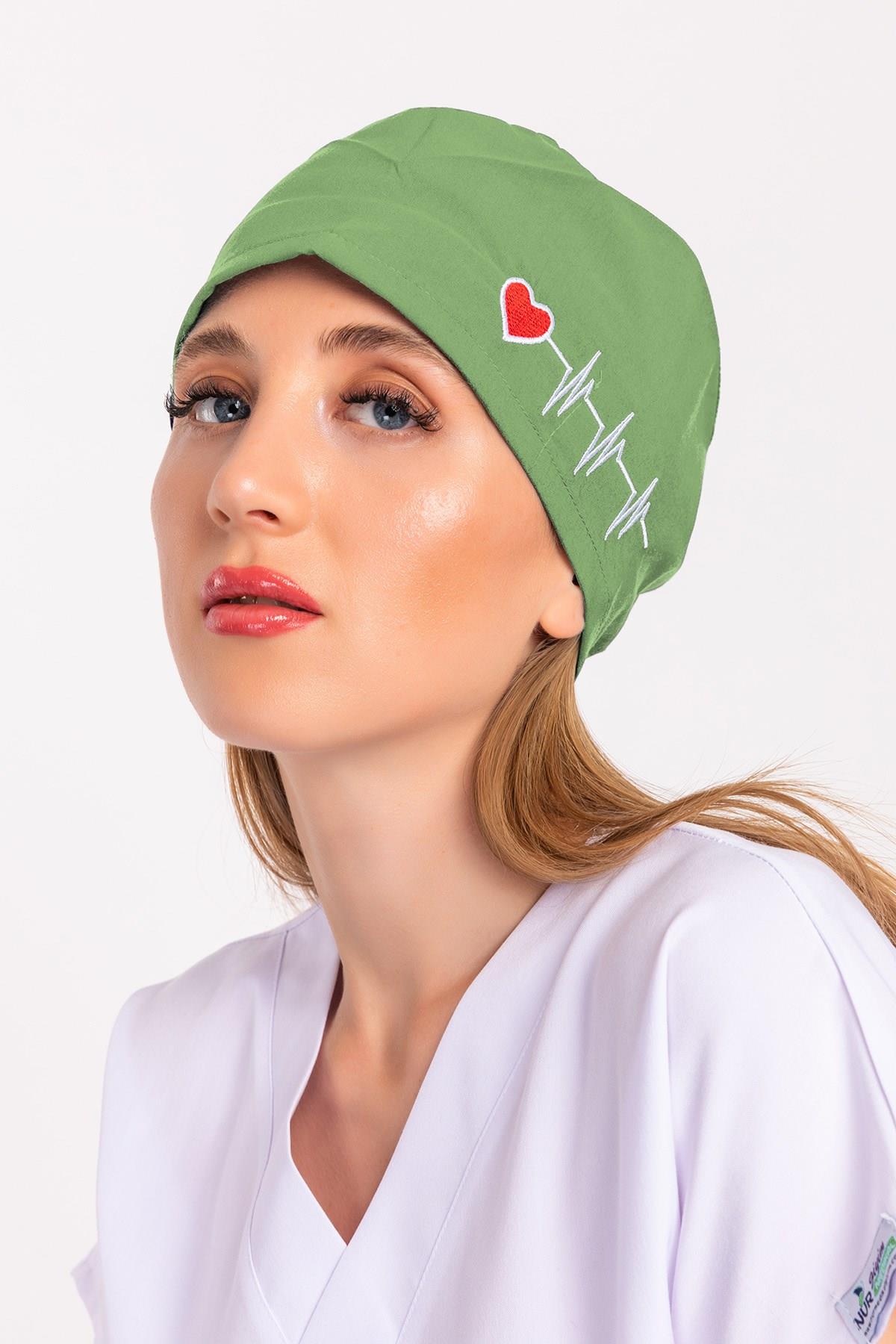 Unisex Fıstık Yeşili Kalp Ritim Nakışlı Doktor Hemşire Hastane Medikal Cerrahi Bonesi-Nur Medikal Giyim