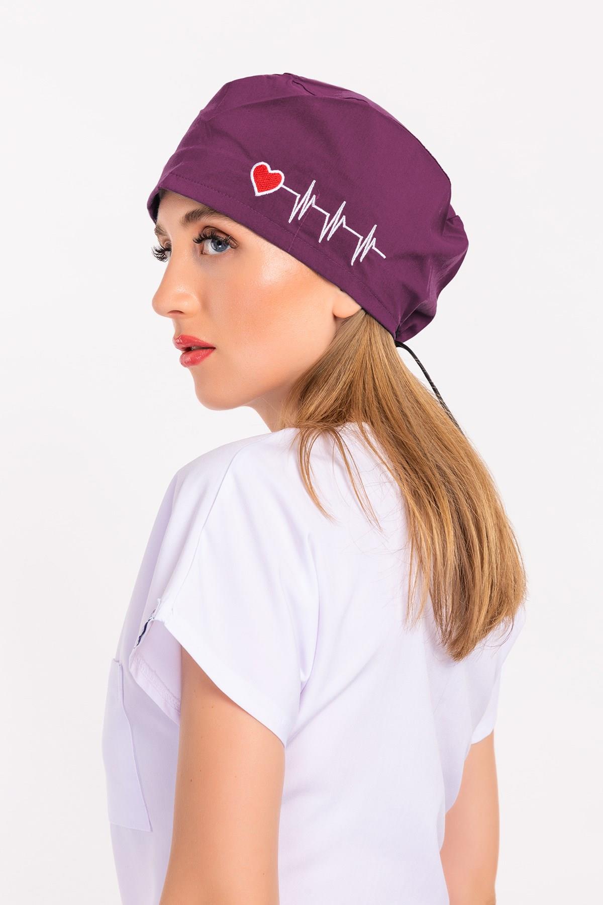 Unisex Mürdüm Kalp Ritim Nakışlı Doktor Hemşire Hastane Medikal Cerrahi Bonesi-Nur Medikal Giyim