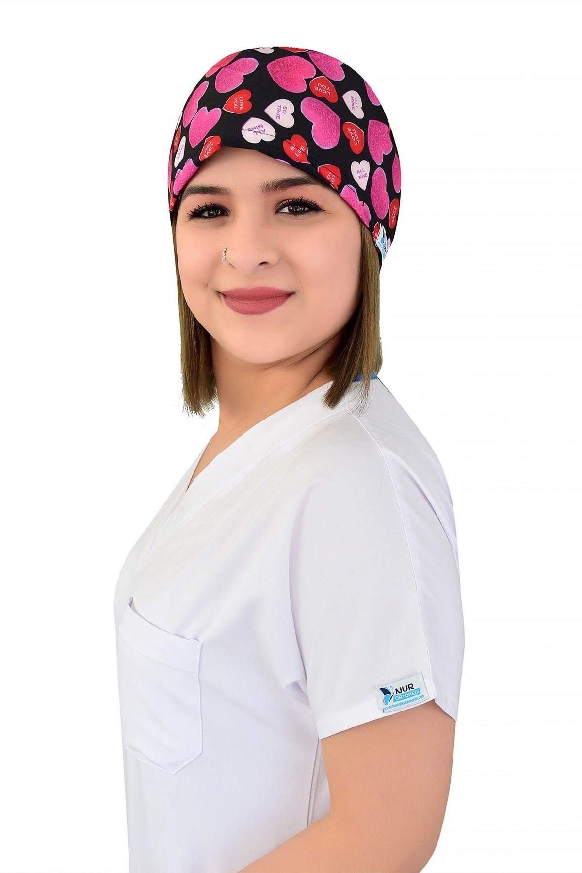Unisex Pembe Kalpler Desenli Cerrahi Bone Doktor Hemşire Saç Bone-Nur Medikal Giyim