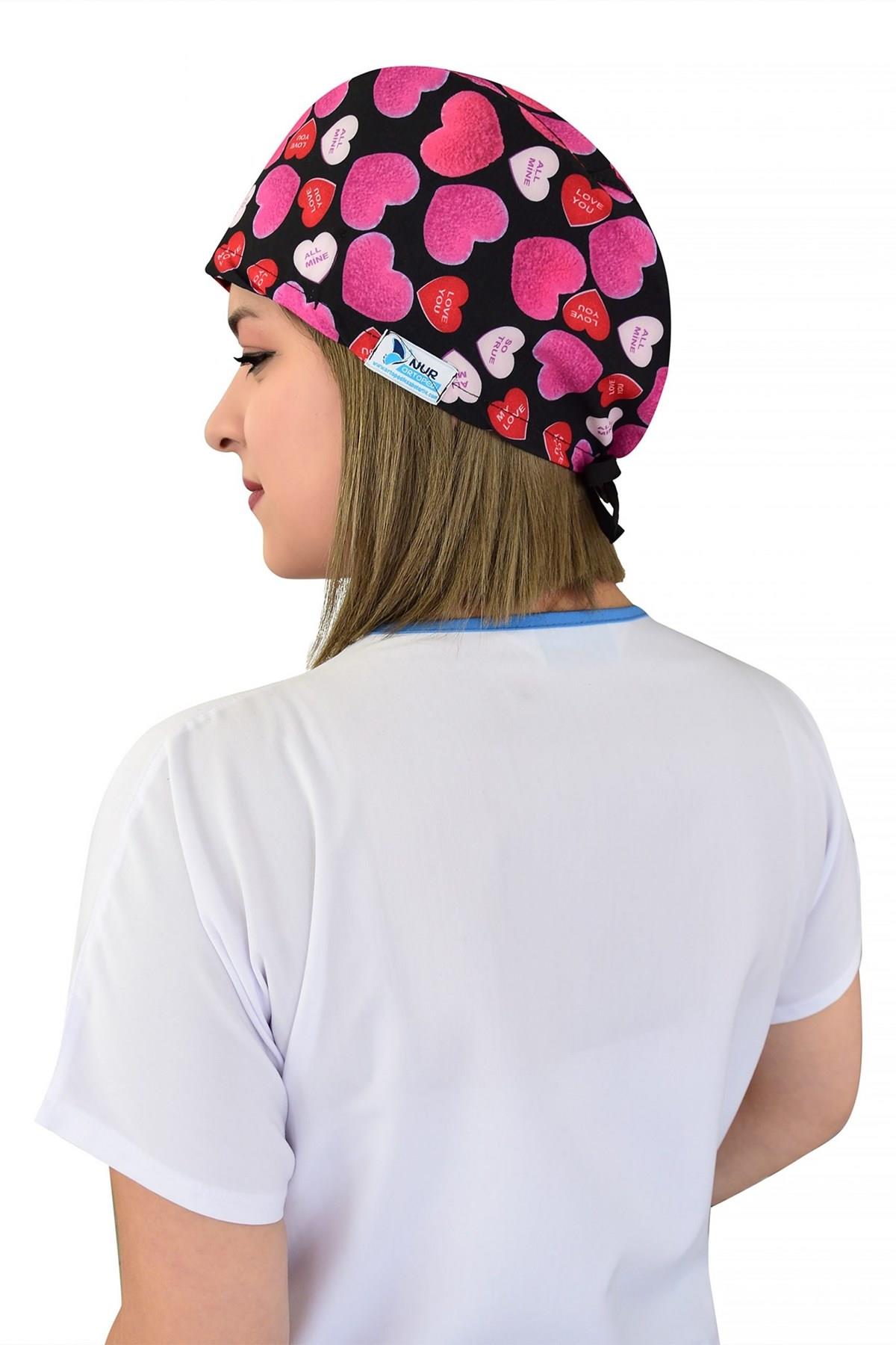 Unisex Pembe Kalpler Desenli Cerrahi Bone Doktor Hemşire Saç Bone-Nur Medikal Giyim