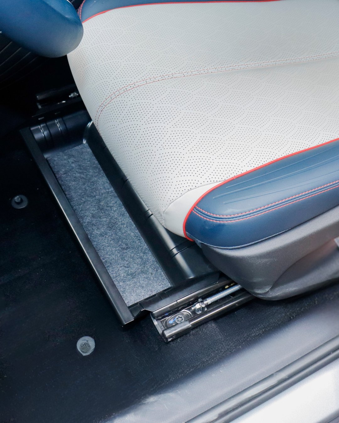 BYD Atto 3 Koltuk Altı Düzenleyeci