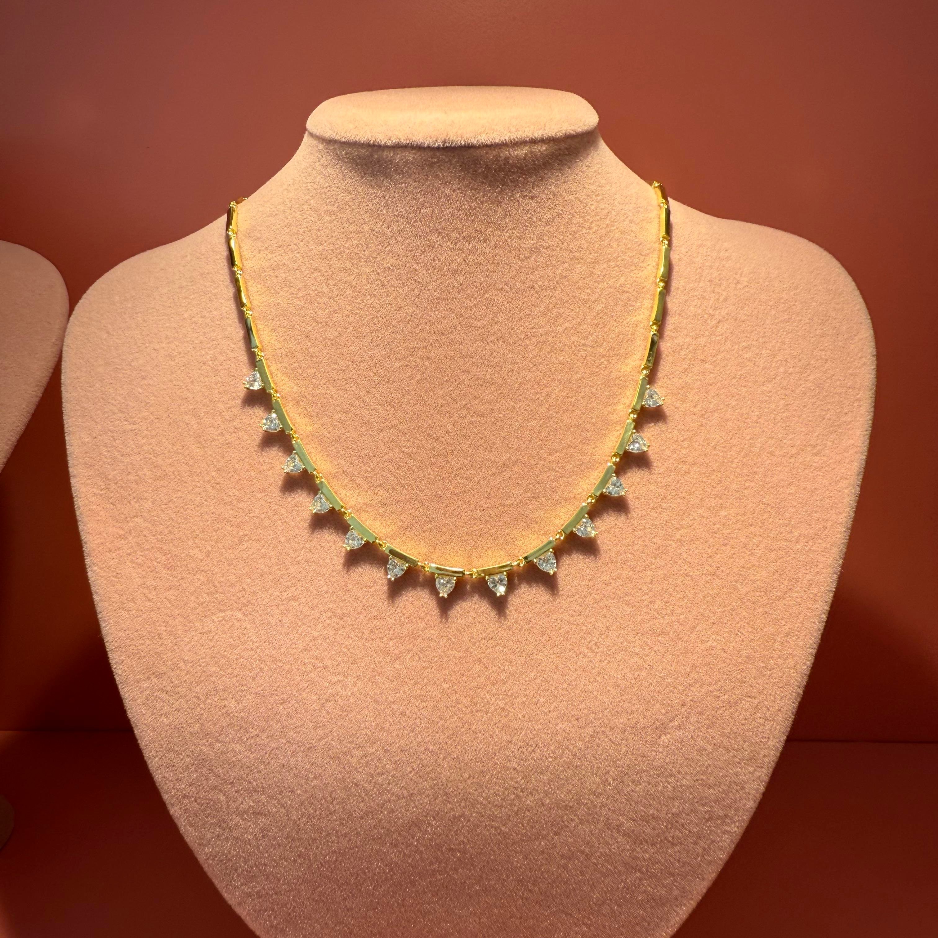 ÜÇGEN SIRALI BEYAZ TAŞLI GOLD KOLYE