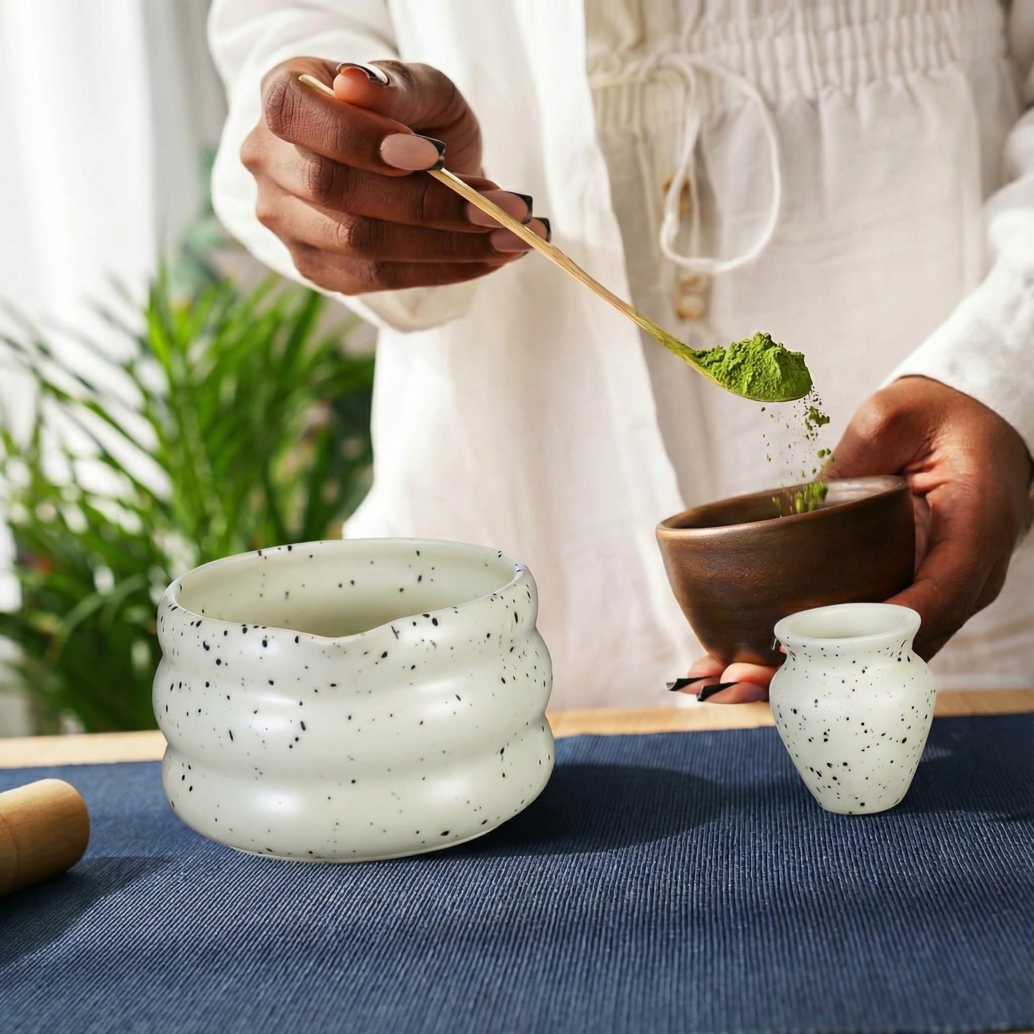 Geleneksel Japon Matcha Hazırlama Seti (4 Parça) - Benekli Seramik Kase, Bambu Çırpıcı & Kaşık