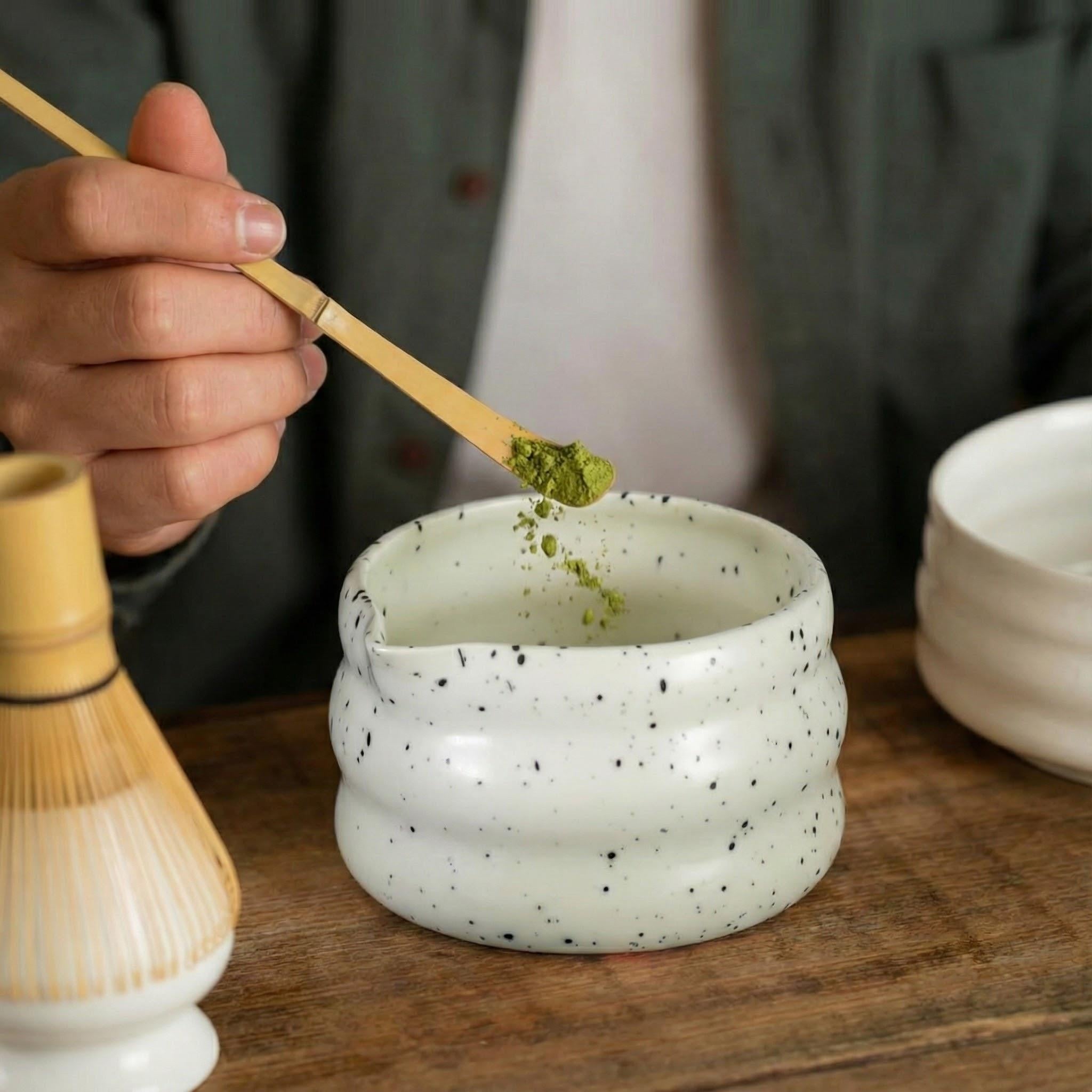 Geleneksel Japon Matcha Hazırlama Seti (4 Parça) - Benekli Seramik Kase, Bambu Çırpıcı & Kaşık