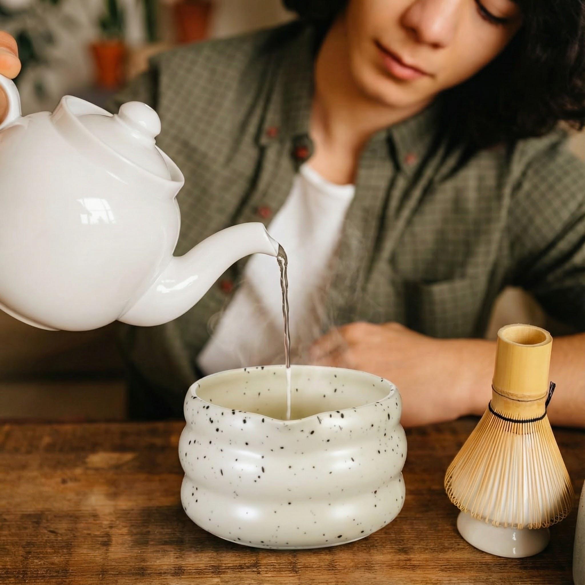 Geleneksel Japon Matcha Hazırlama Seti (4 Parça) - Benekli Seramik Kase, Bambu Çırpıcı & Kaşık