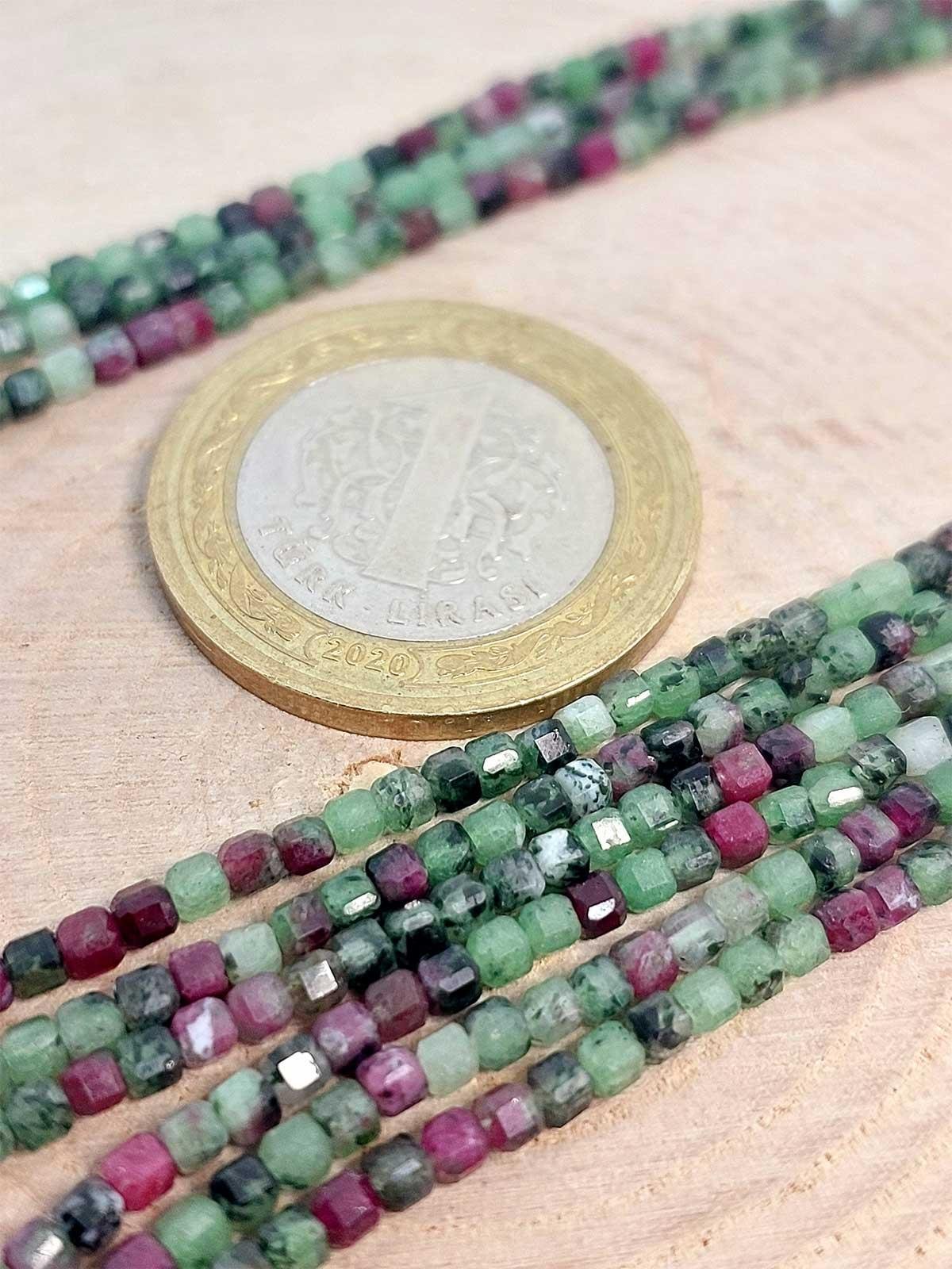 Anyolit (Rubizoit- Rubyzoisit) Taşı Küp Şekilli Dizi 2mm (45306) YARIM Dizi (17cm uzunluğundadır)