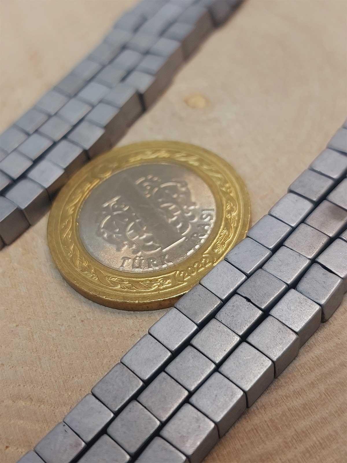 Çeyrek Dizi (9cm uzunluğundadır!) Hematit Taşı Küp Şekilli 4mm Çeyrek Dizi (49668)