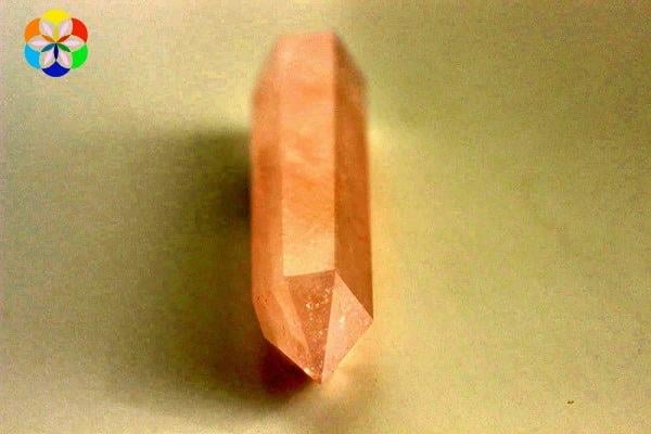 Pembe Kuvars Taşı Piramit Uçlu