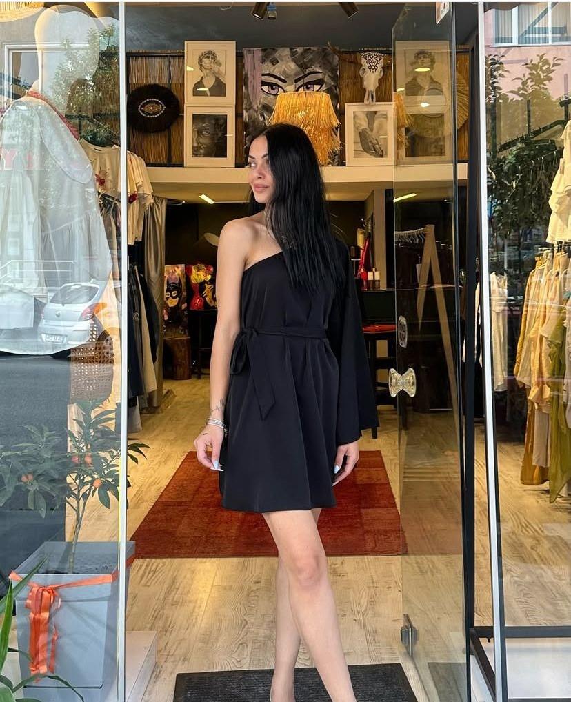 Siyah şortlu elbise takım