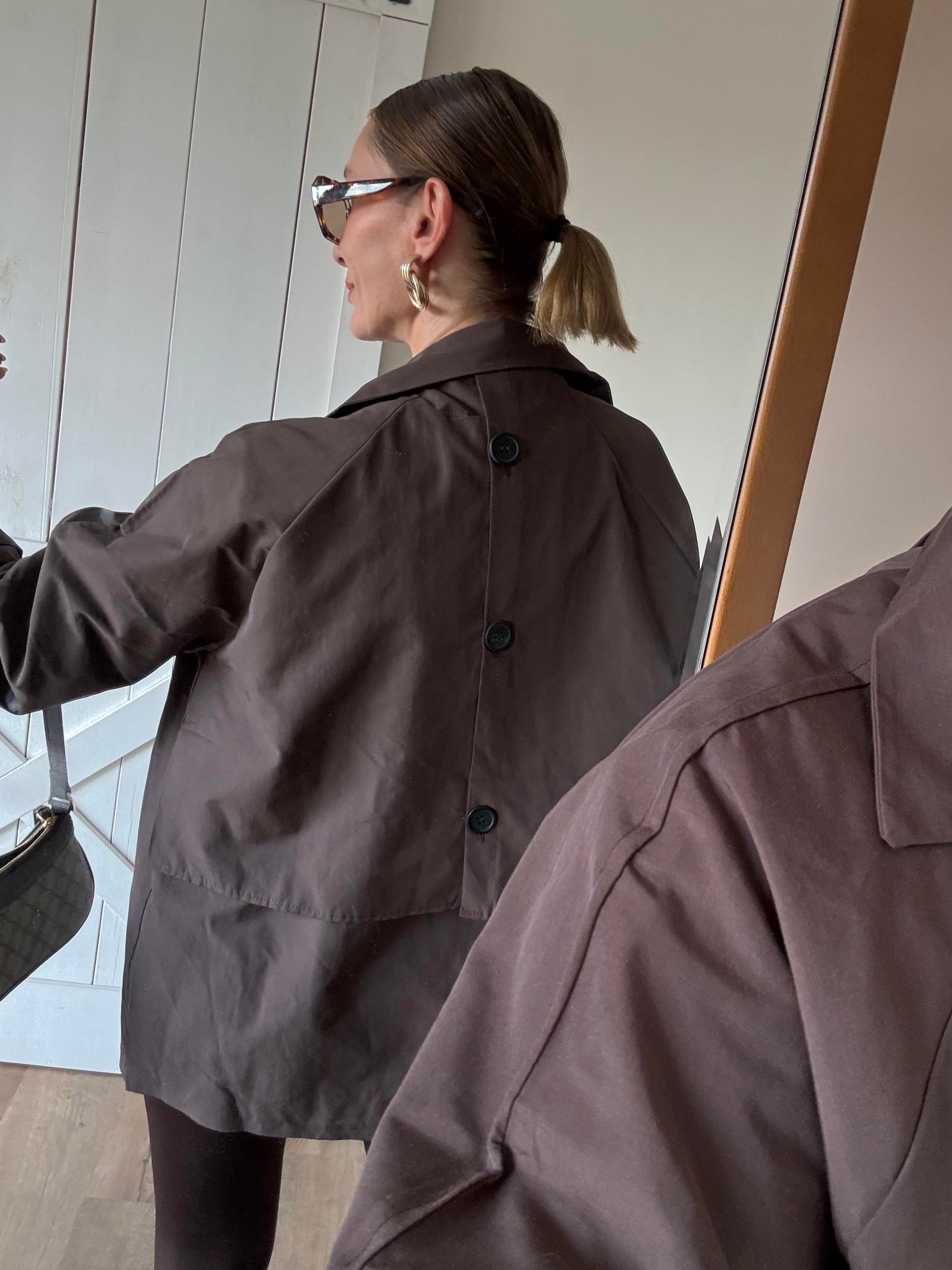 Acı Kahve Massi Arkası Düğmeli Kısa Trenç