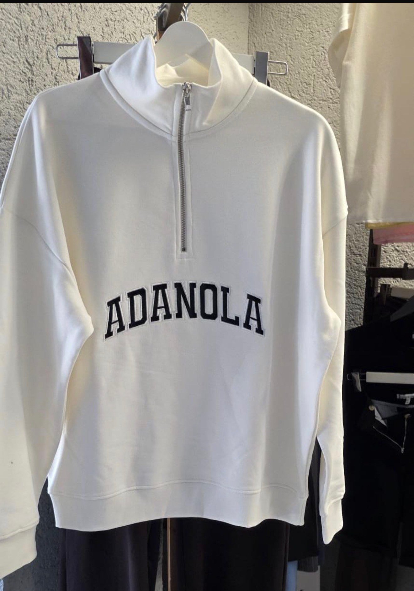 Ada Kırık Beyaz Yarım Fermuarlı Sweatshirt