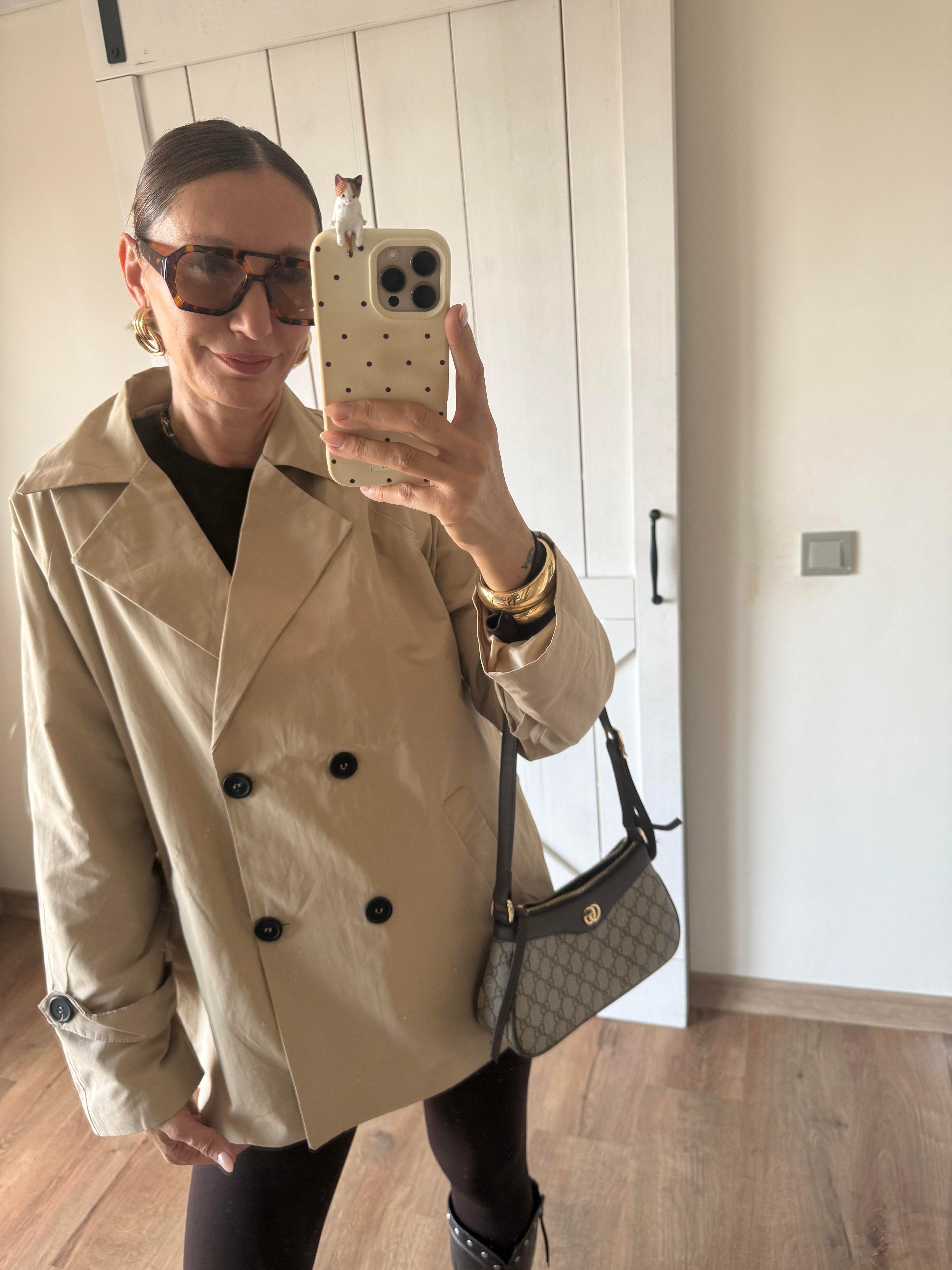 Bej Massi Arkası Düğmeli Kısa Trenç