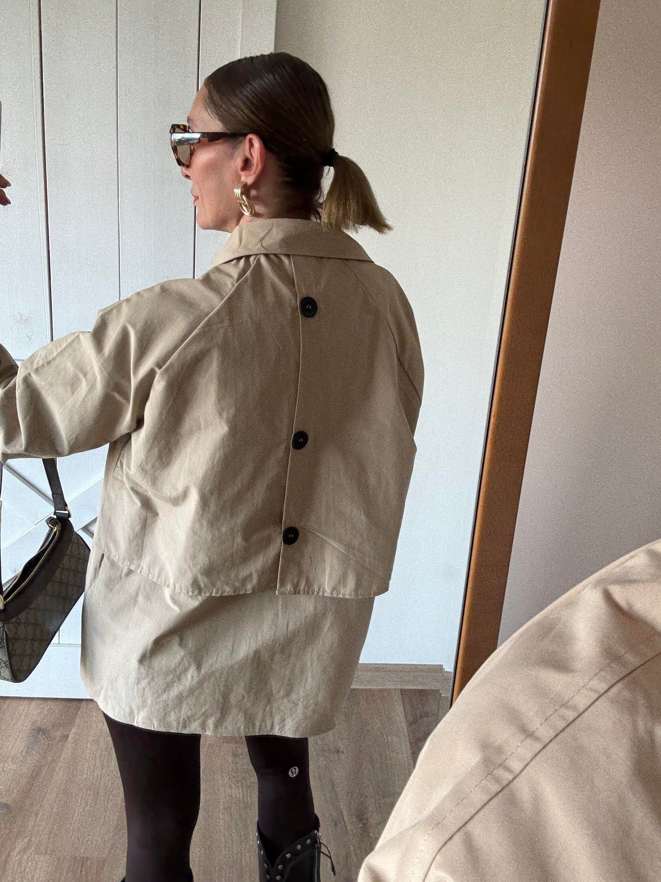 Bej Massi Arkası Düğmeli Kısa Trenç