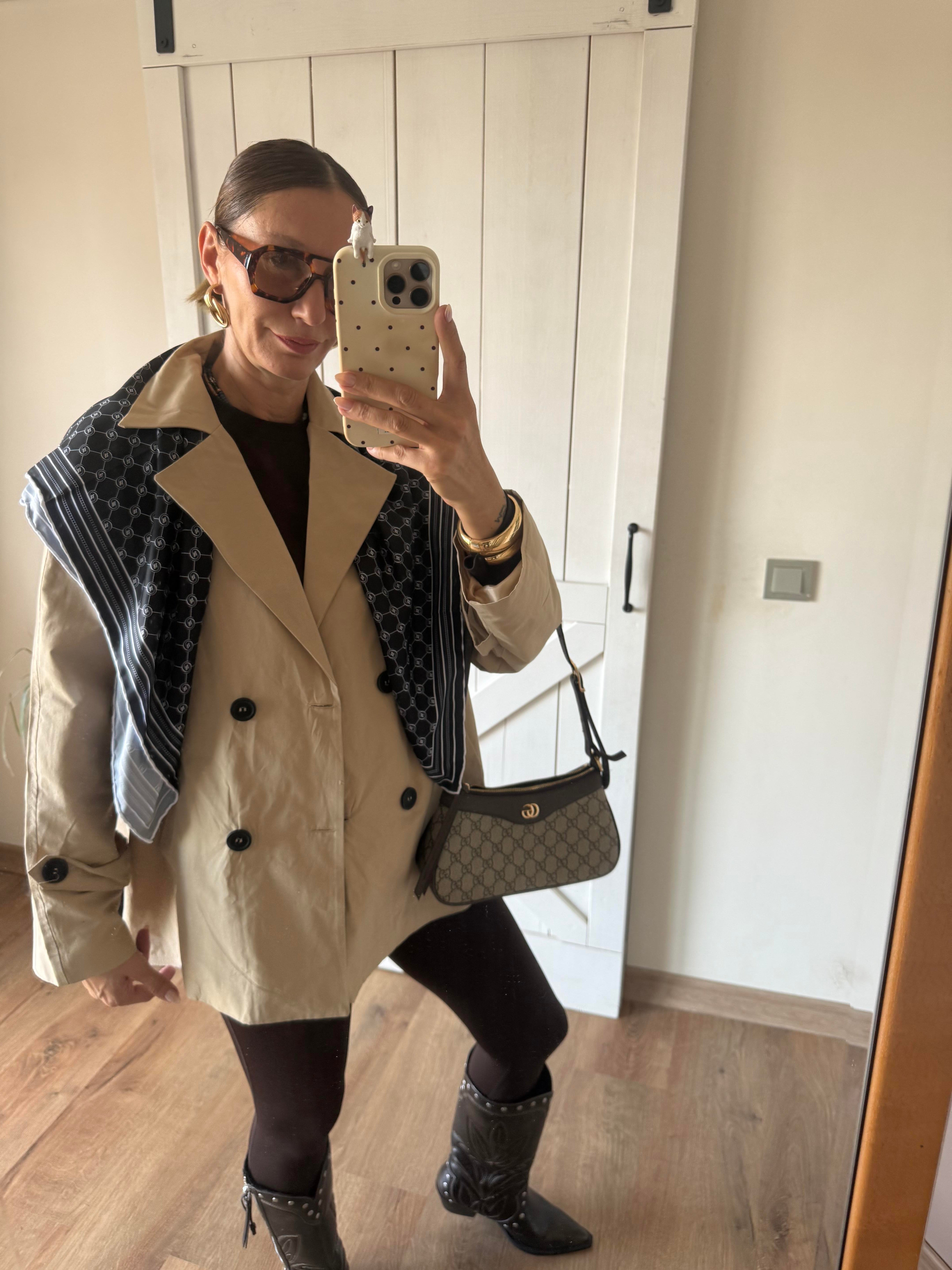 Bej Massi Arkası Düğmeli Kısa Trenç