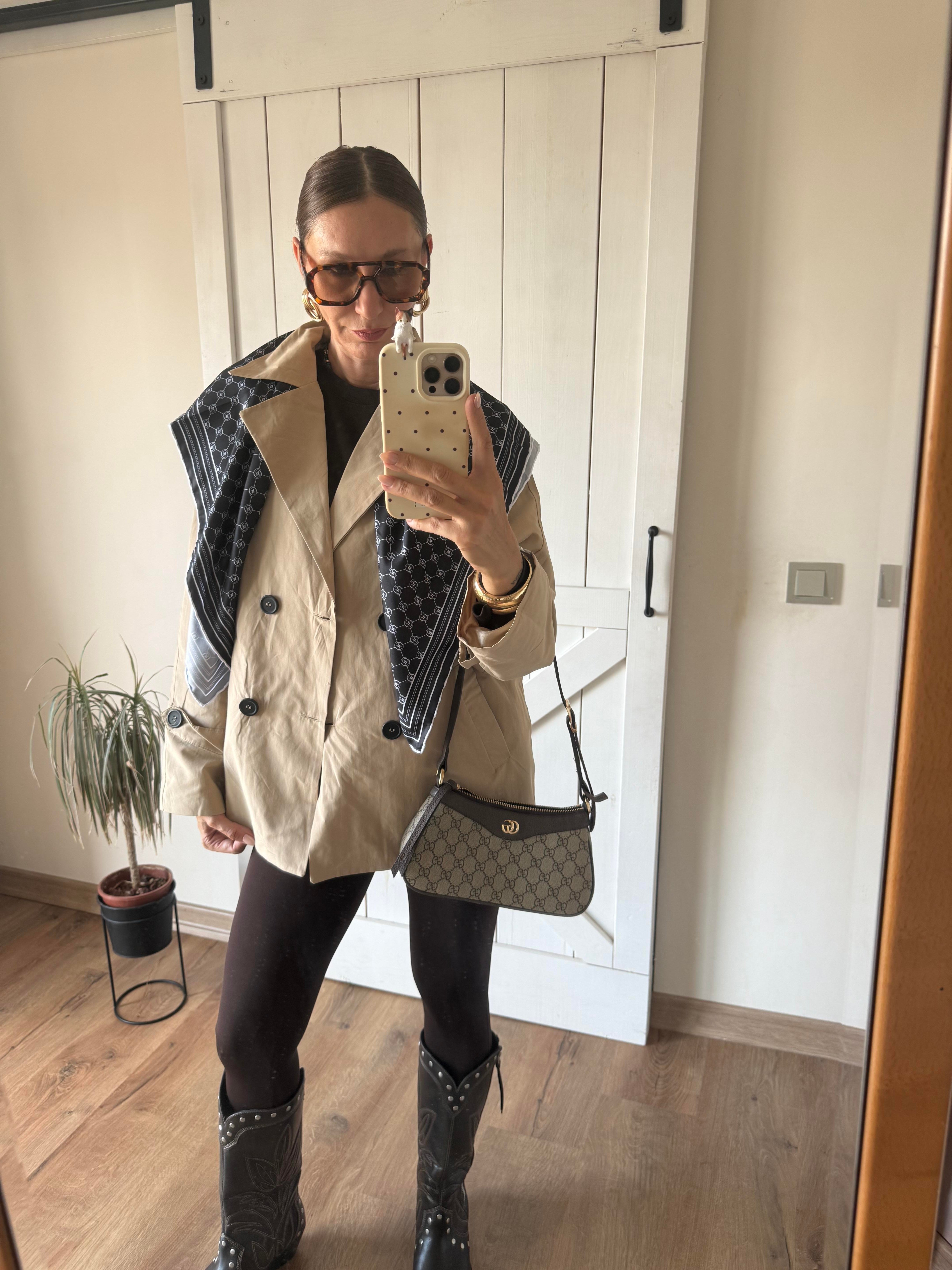 Bej Massi Arkası Düğmeli Kısa Trenç