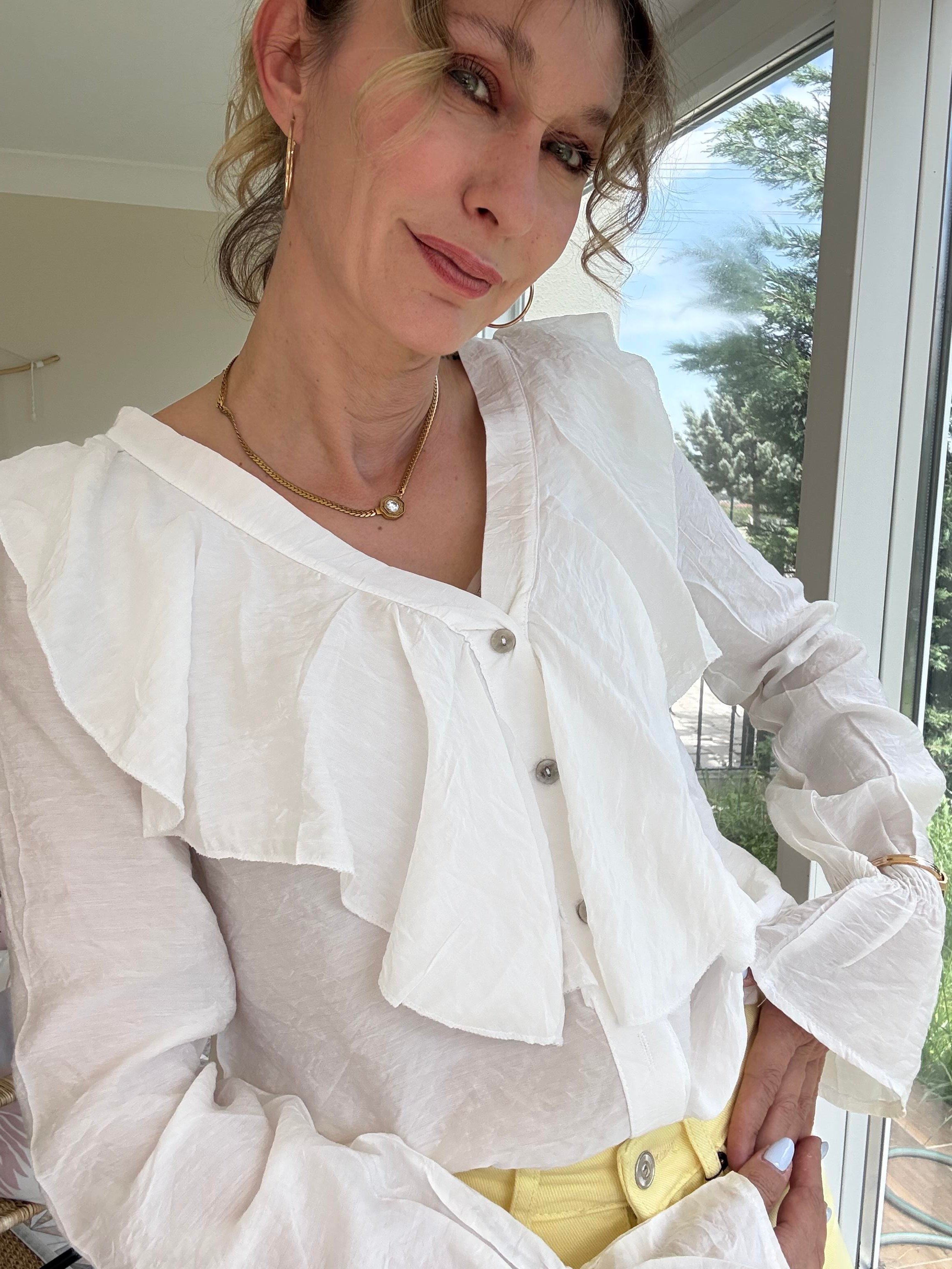 Beyaz Fırfır Detaylı Gömlek