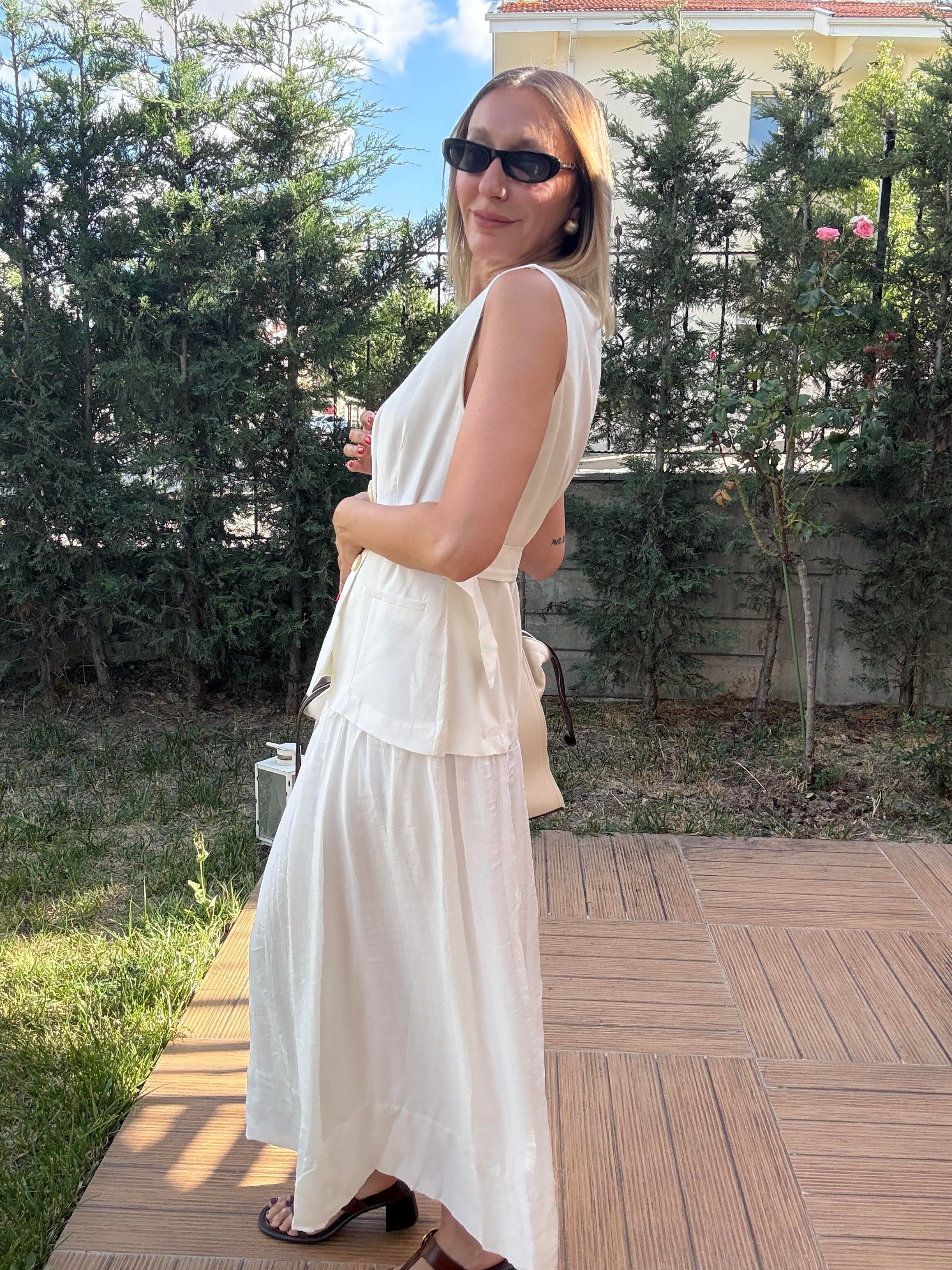 Beyaz Kemerli Yelek Detaylı Elbise