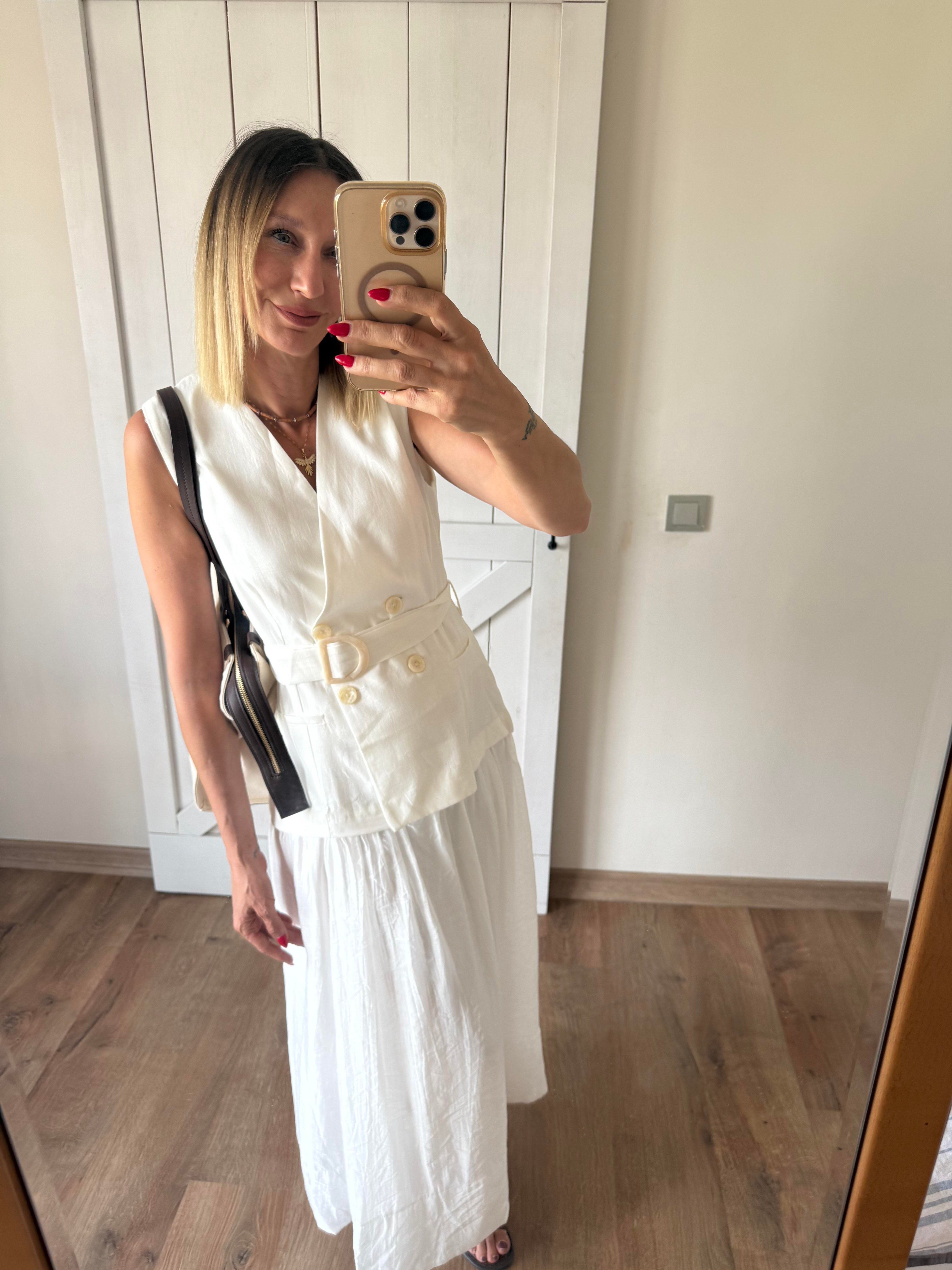 Beyaz Kemerli Yelek Detaylı Elbise