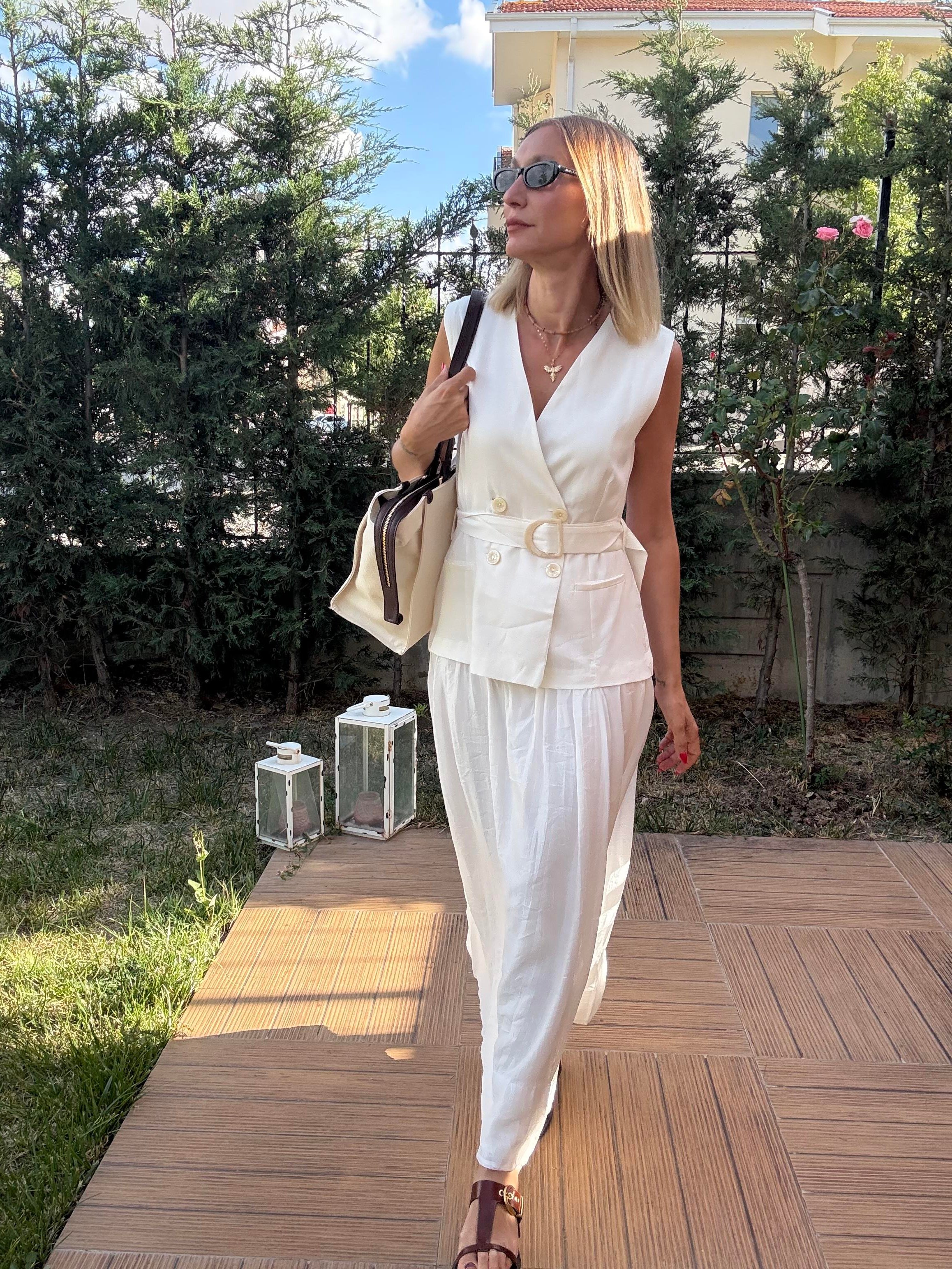 Beyaz Kemerli Yelek Detaylı Elbise