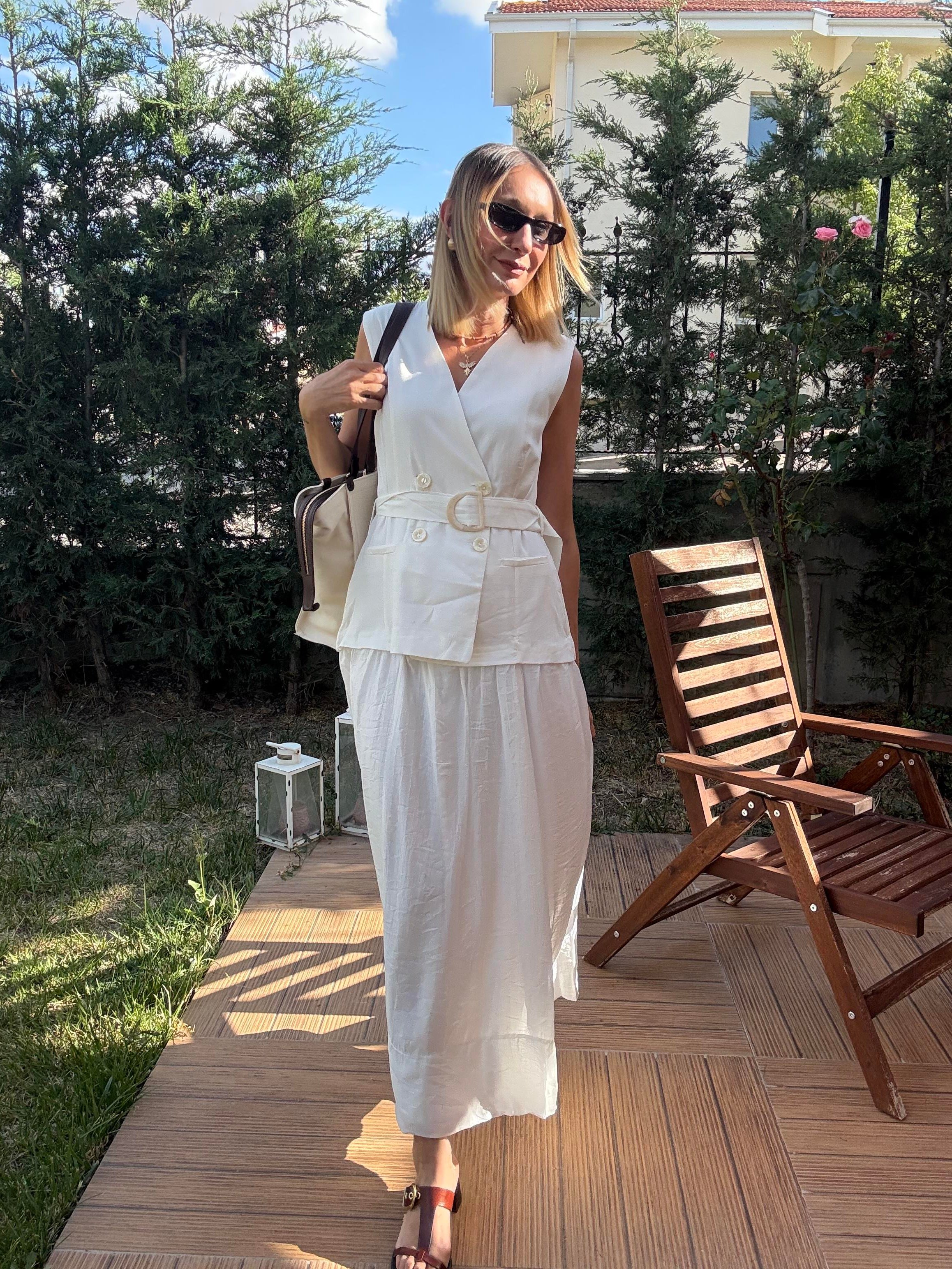 Beyaz Kemerli Yelek Detaylı Elbise