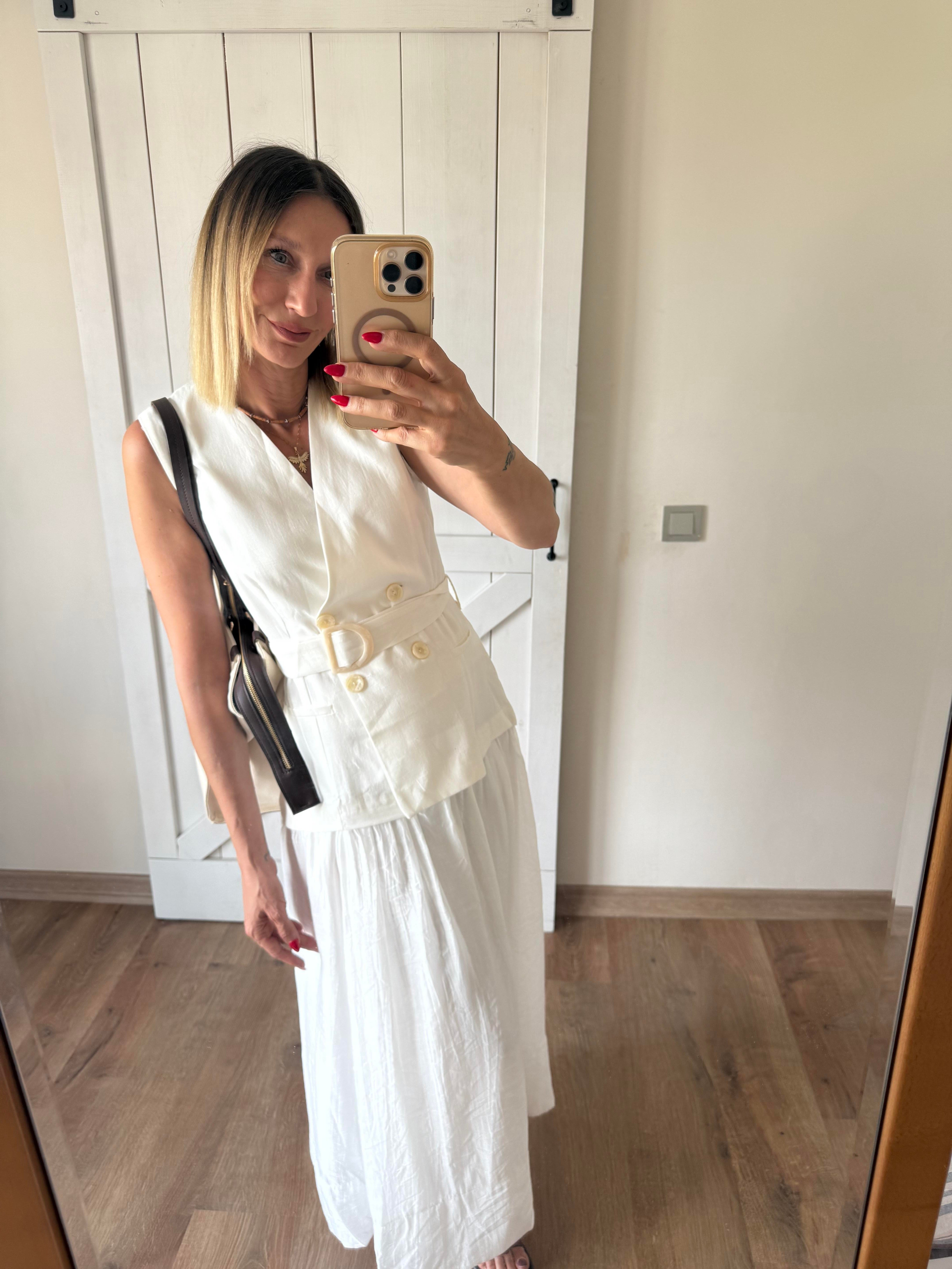 Beyaz Kemerli Yelek Detaylı Elbise