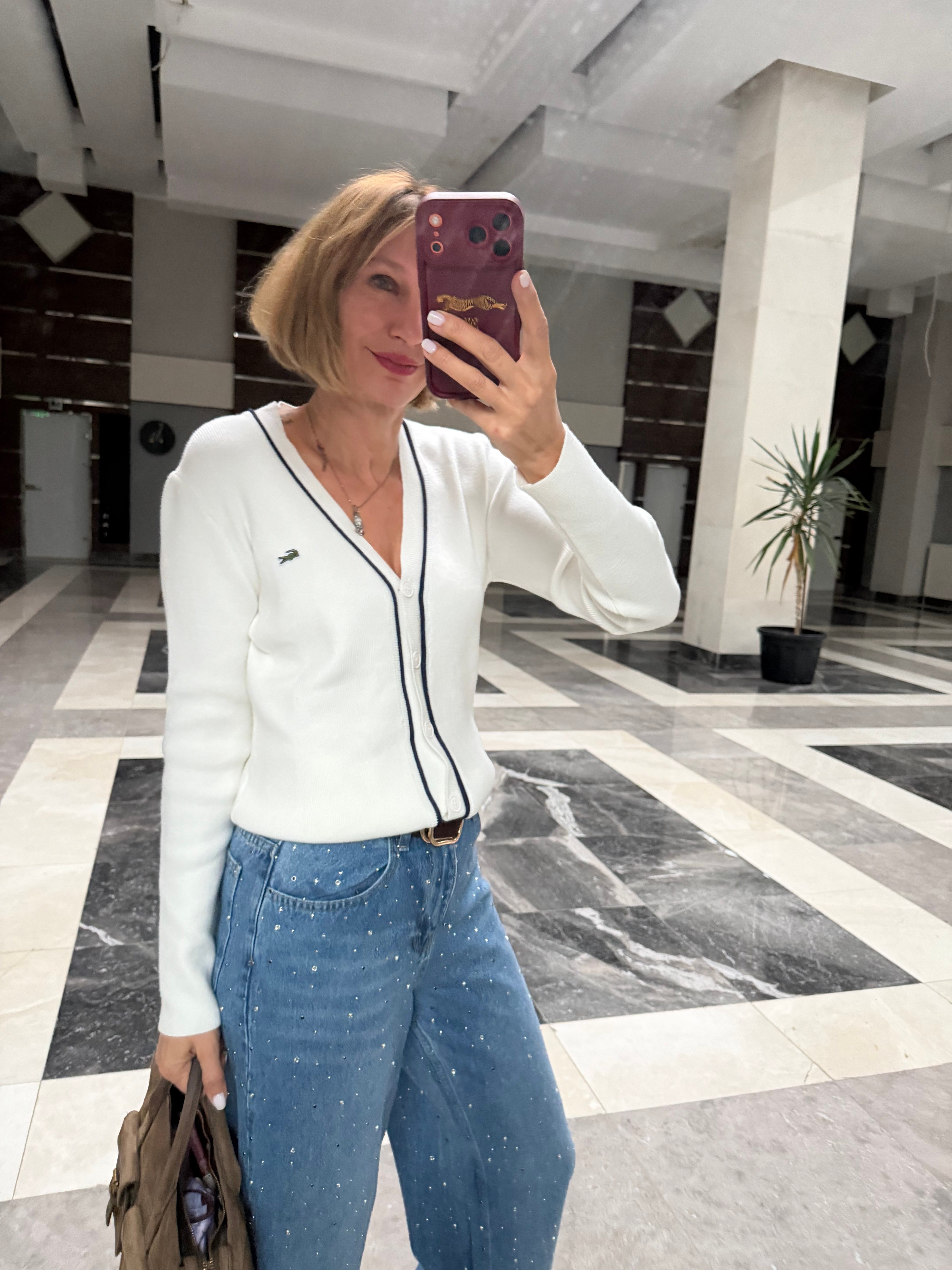 Beyaz Logolu Nefis Düğmeli Hırka