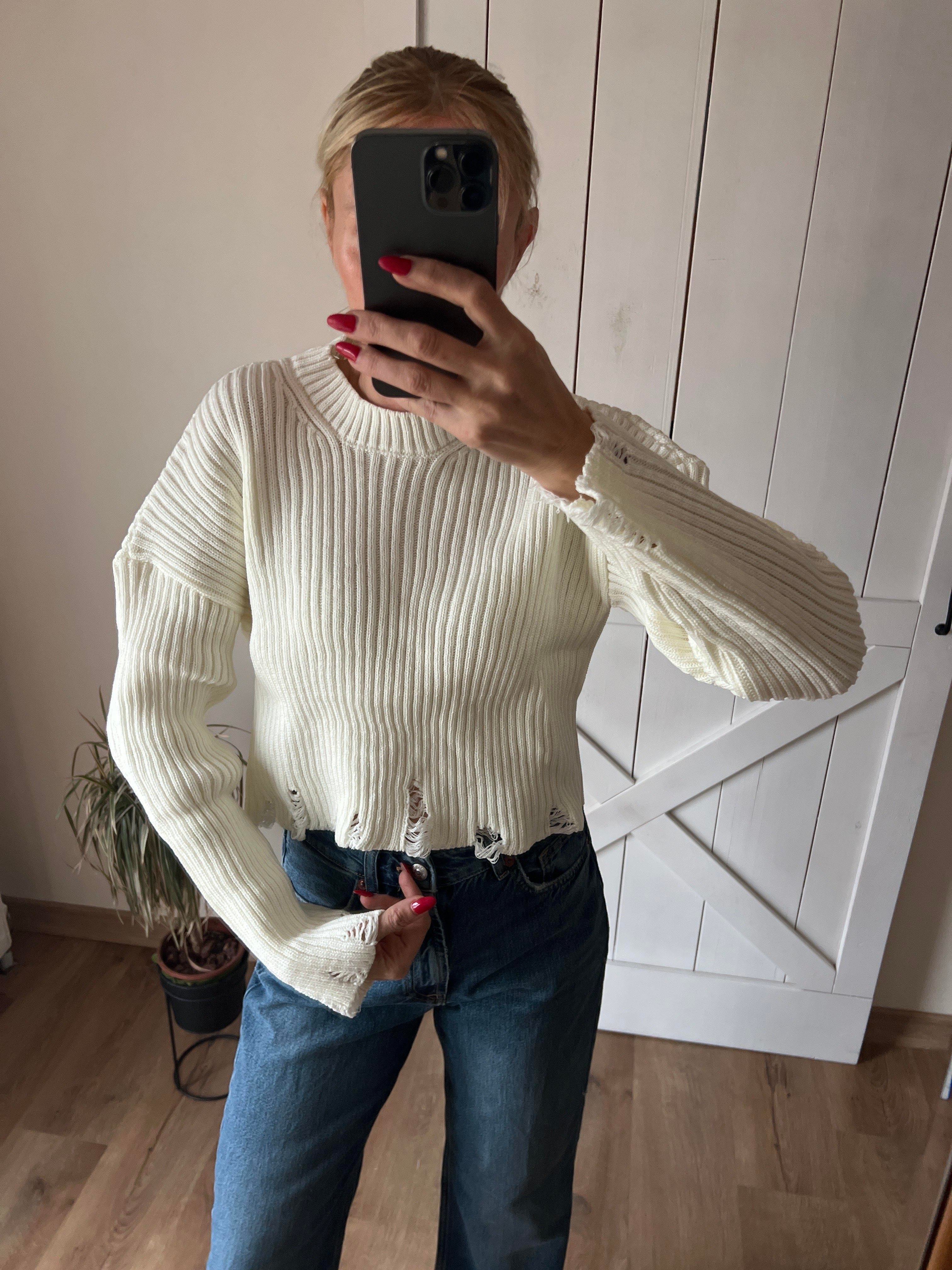 Beyaz Yırtık Detaylı Kazak