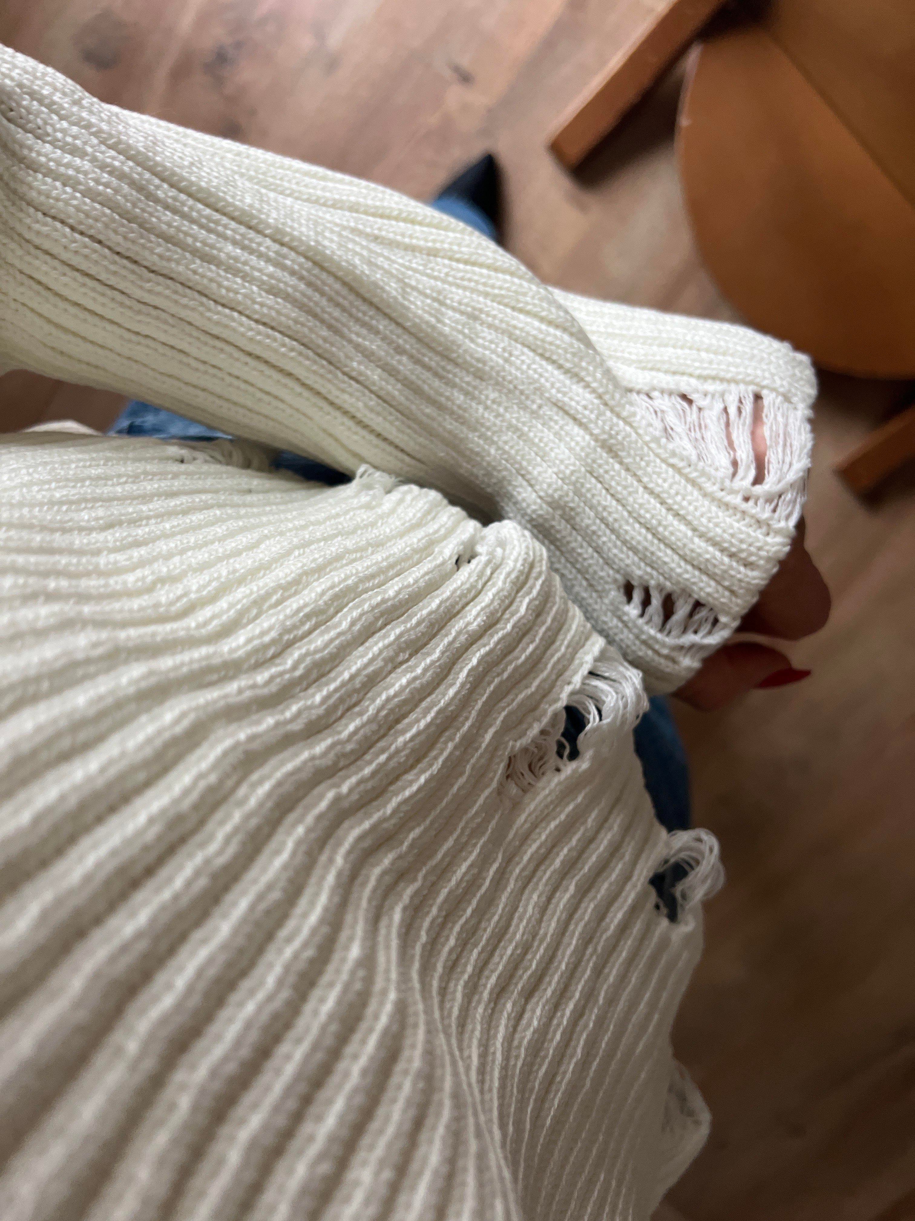 Beyaz Yırtık Detaylı Kazak