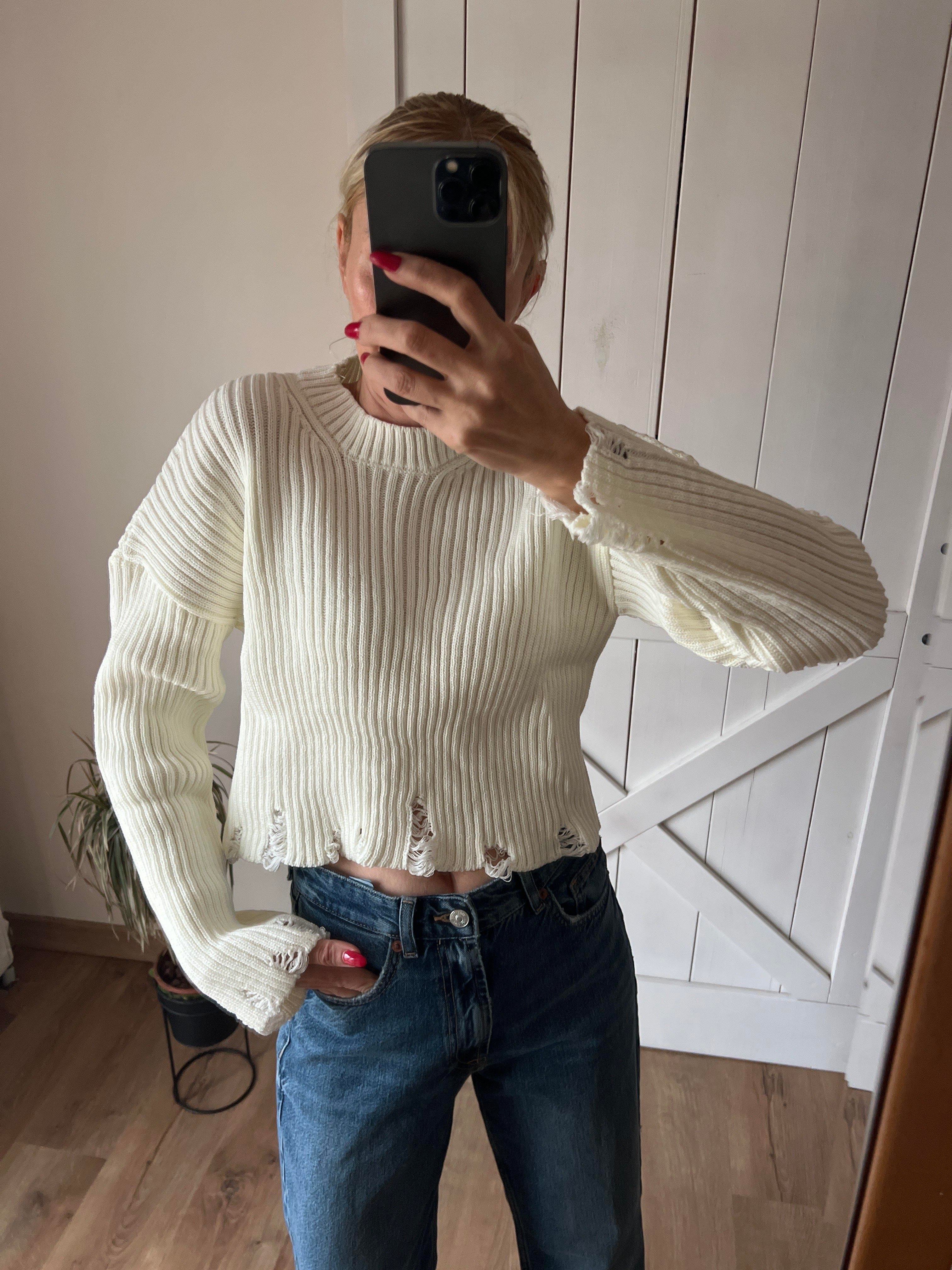 Beyaz Yırtık Detaylı Kazak