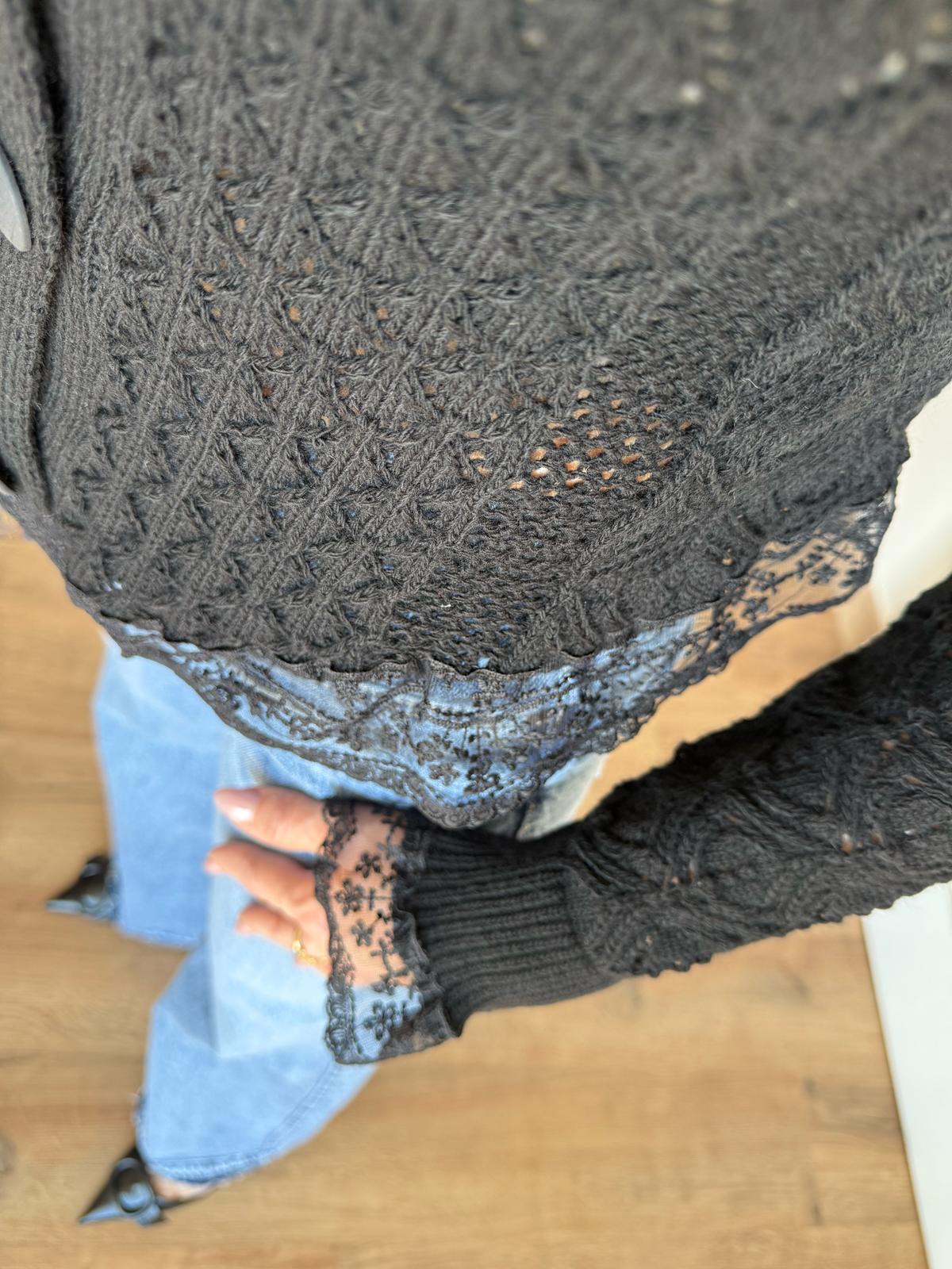 Dantel Detaylı Tasarım Siyah Hırka