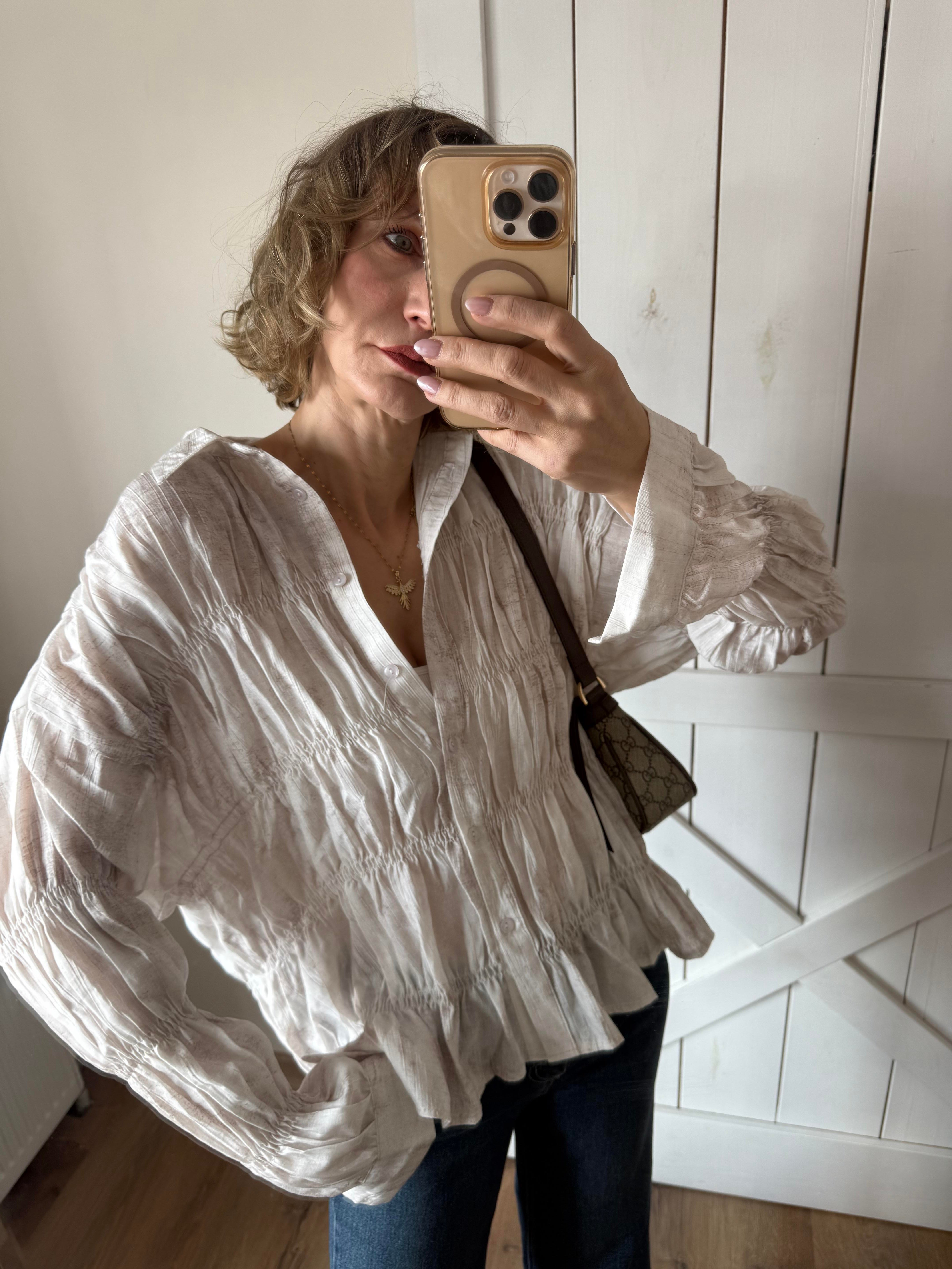 Ekru Kırışık Kumaşlı Dökümlü Gömlek