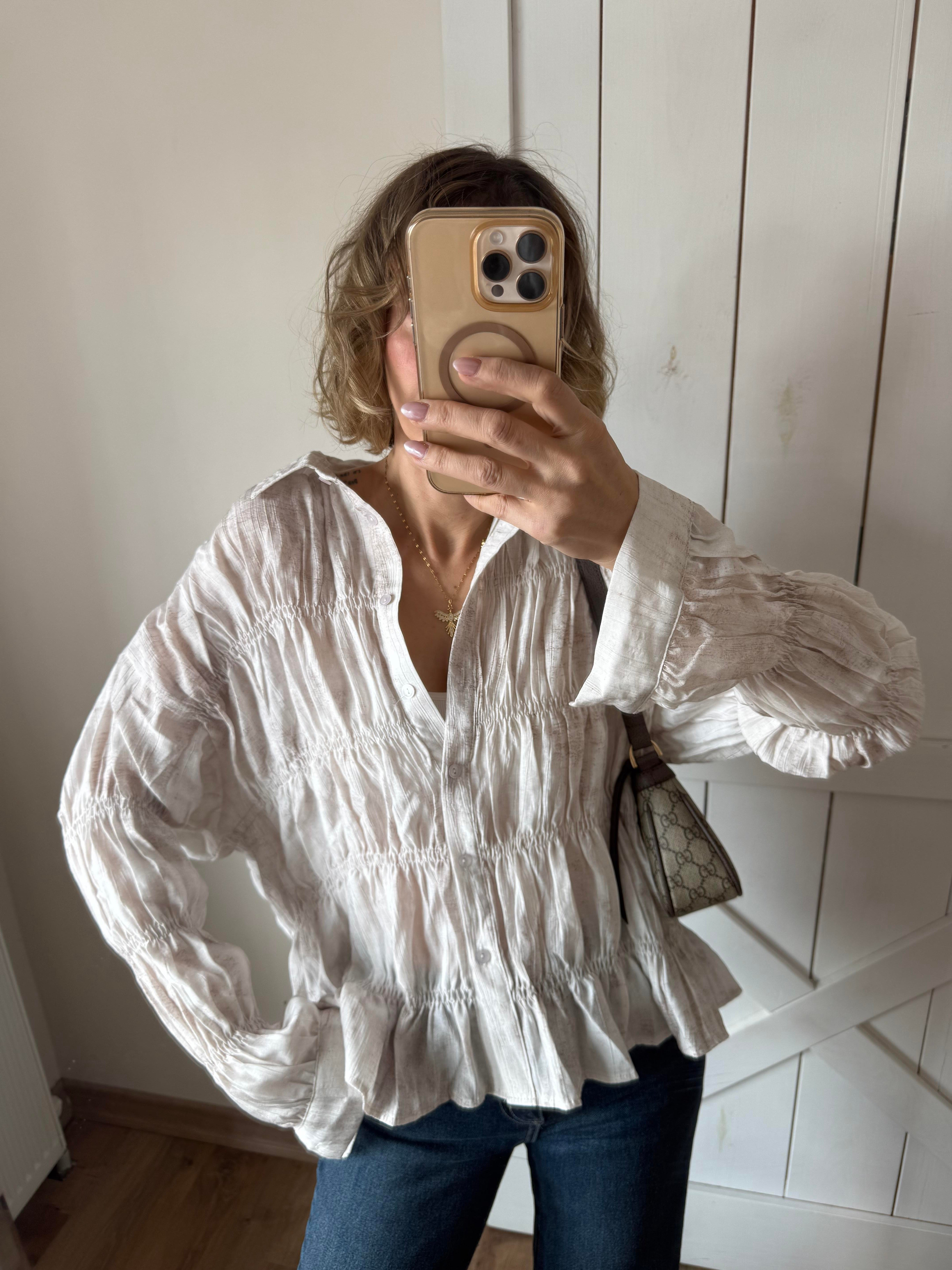 Ekru Kırışık Kumaşlı Dökümlü Gömlek