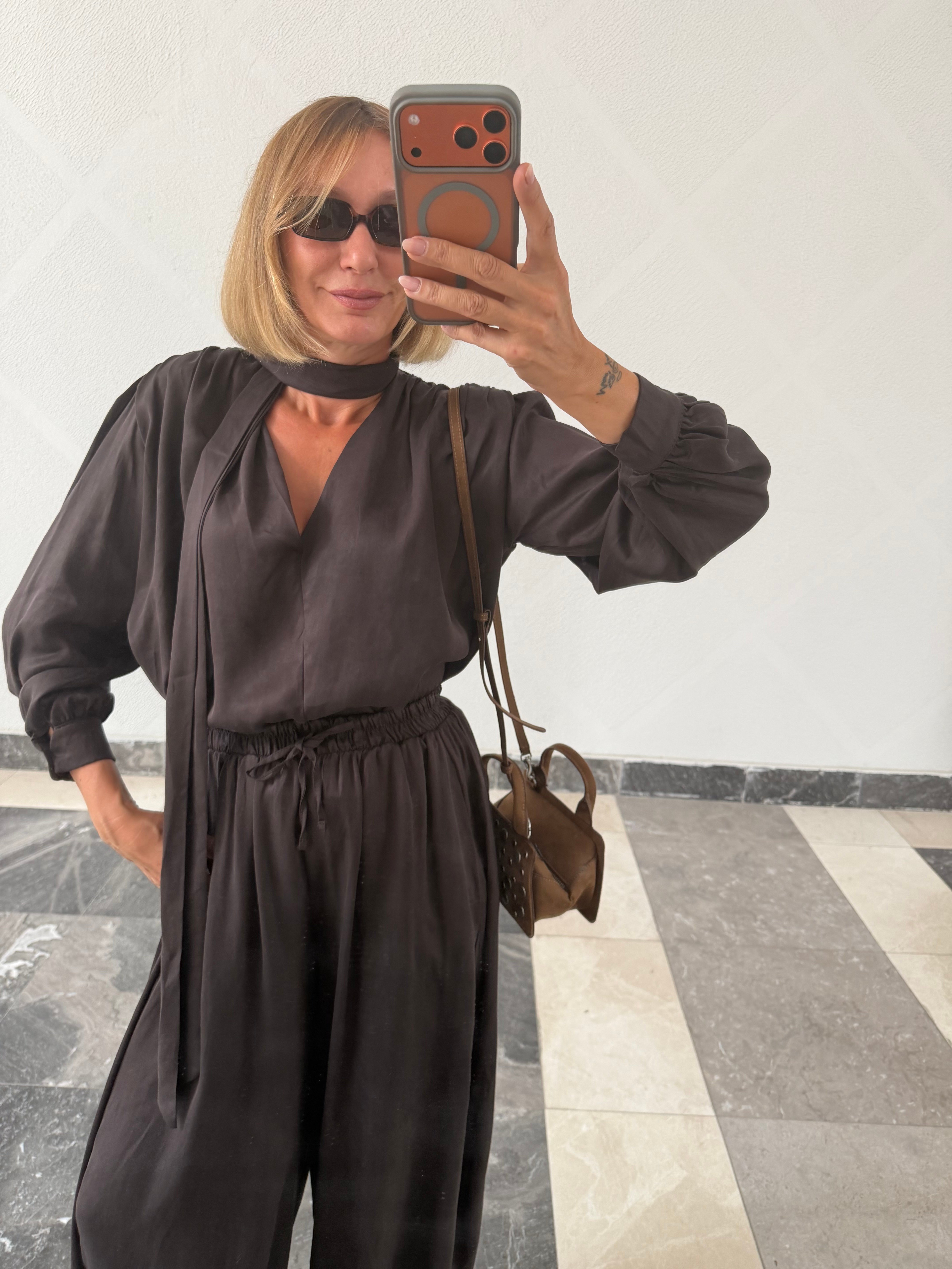 Fularlı Marilyn Kahve Bluz