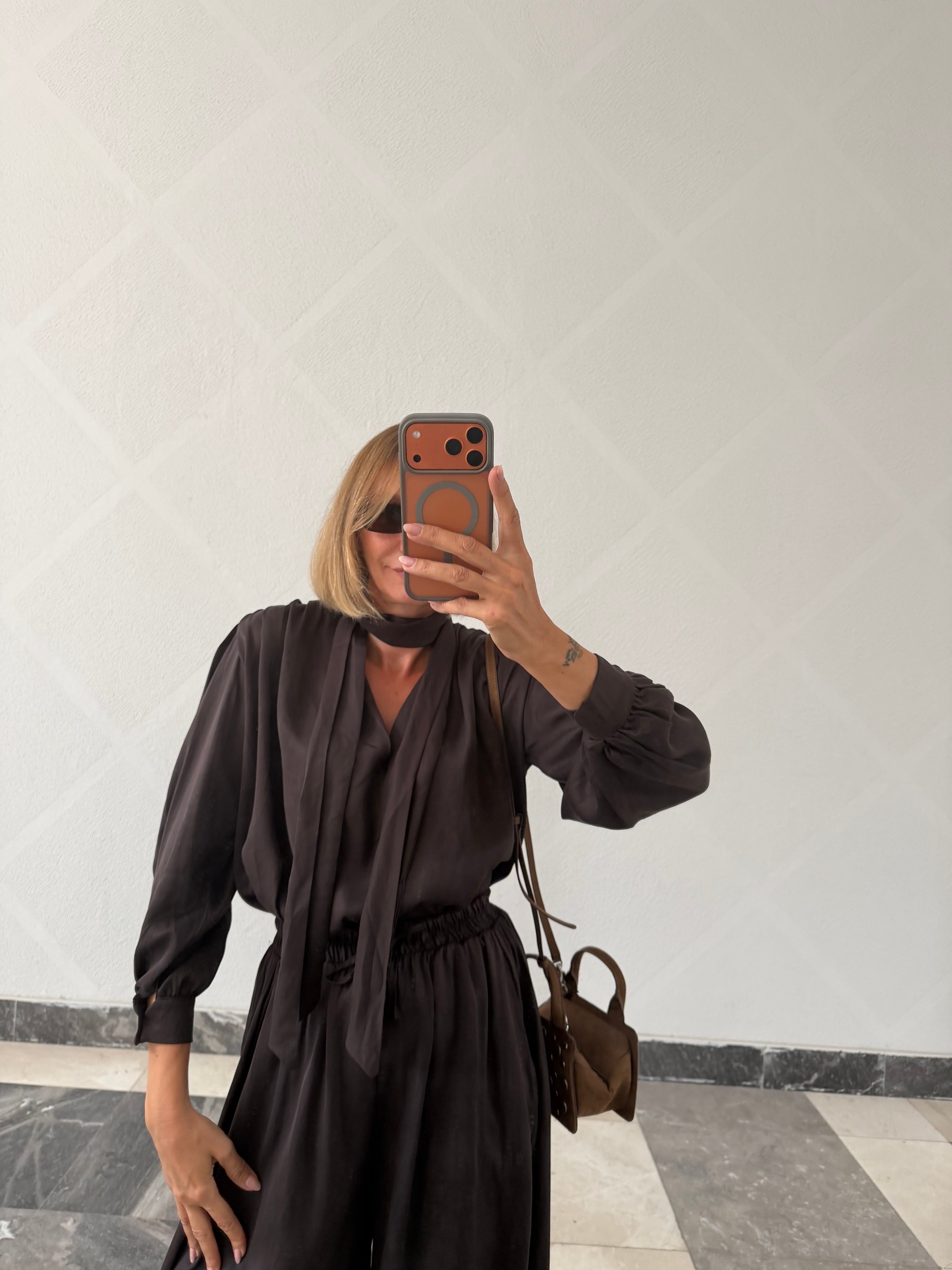 Fularlı Marilyn Kahve Bluz