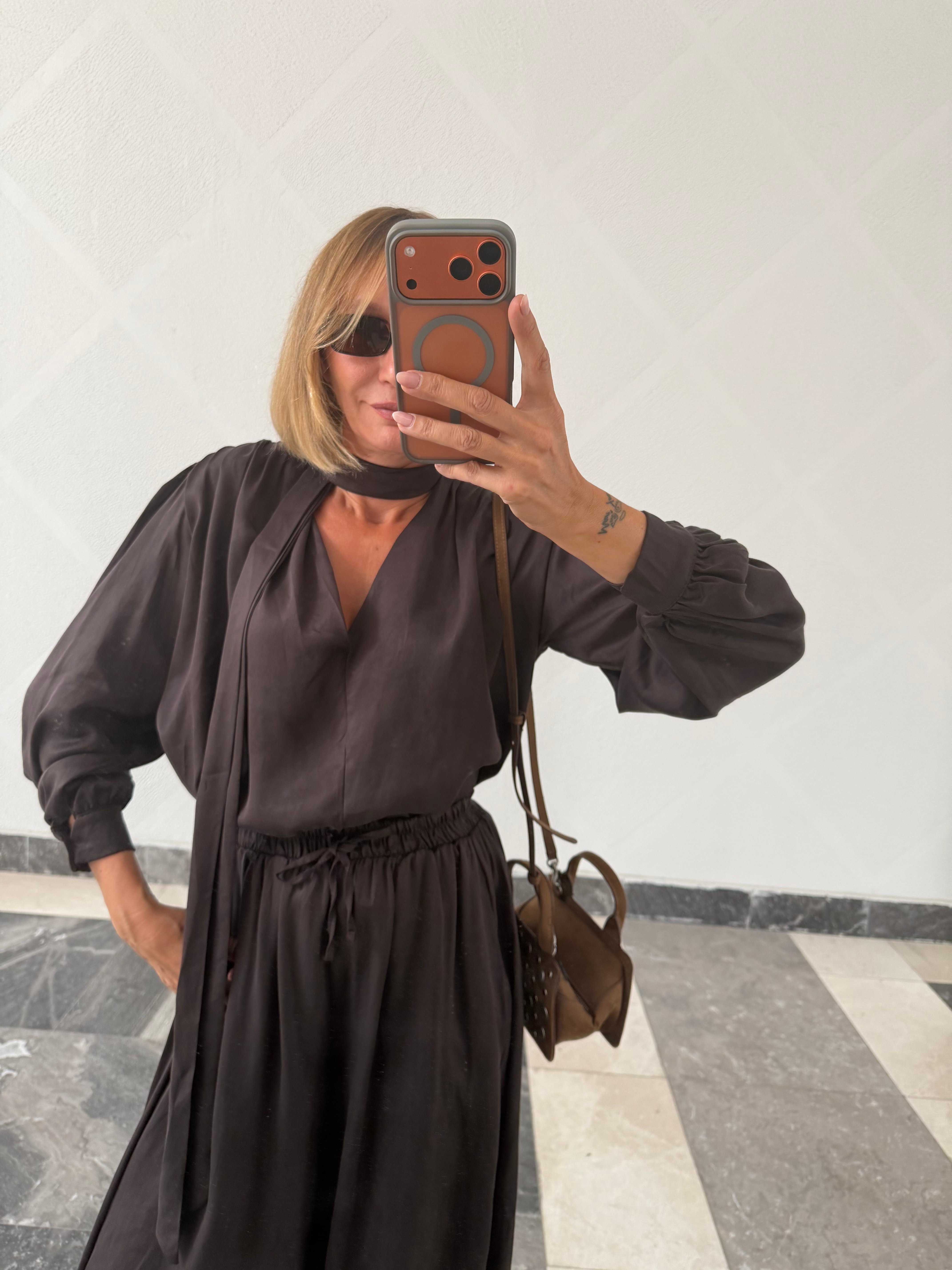 Fularlı Marilyn Kahve Bluz