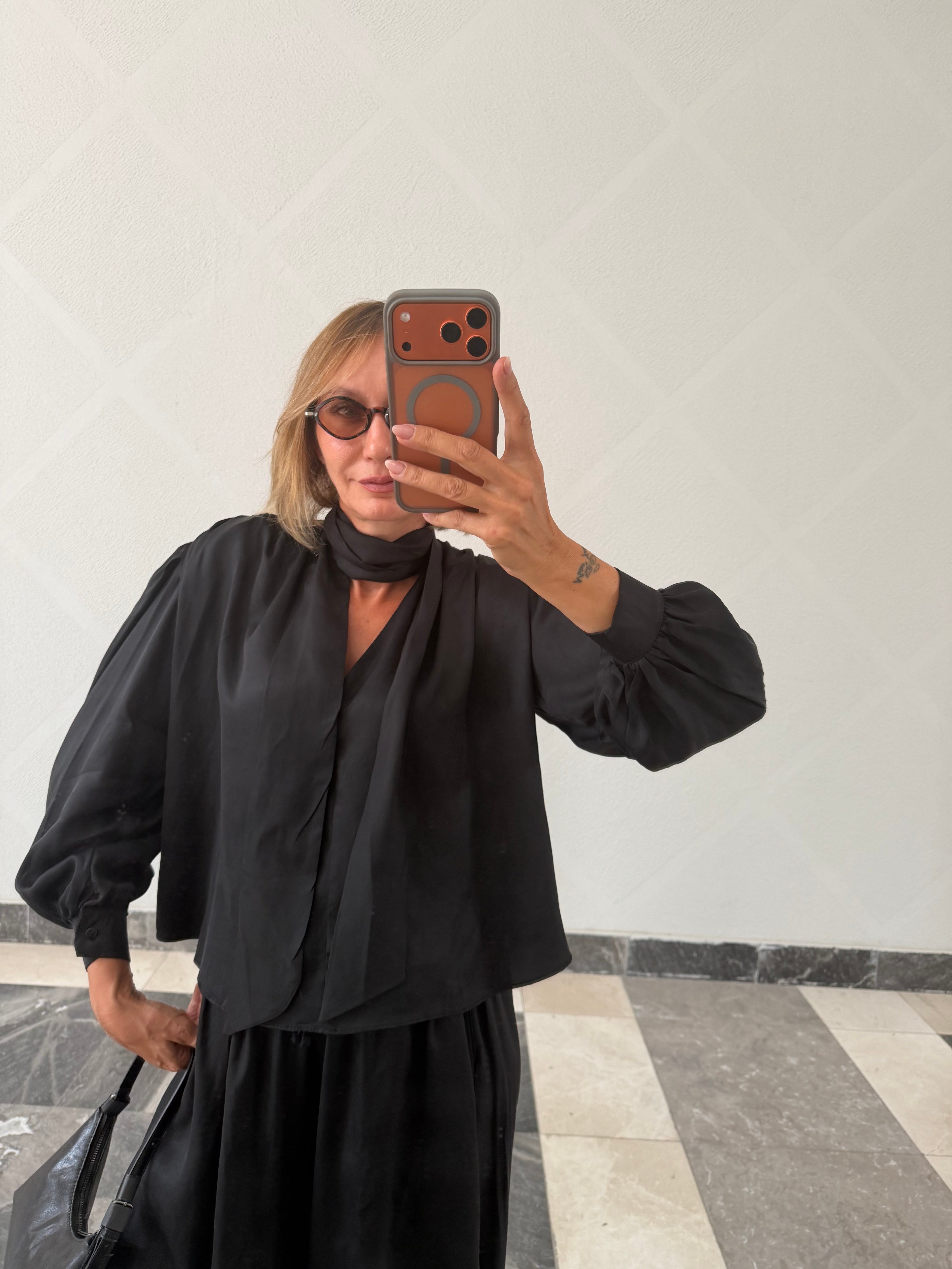 Fularlı Marilyn Siyah Bluz